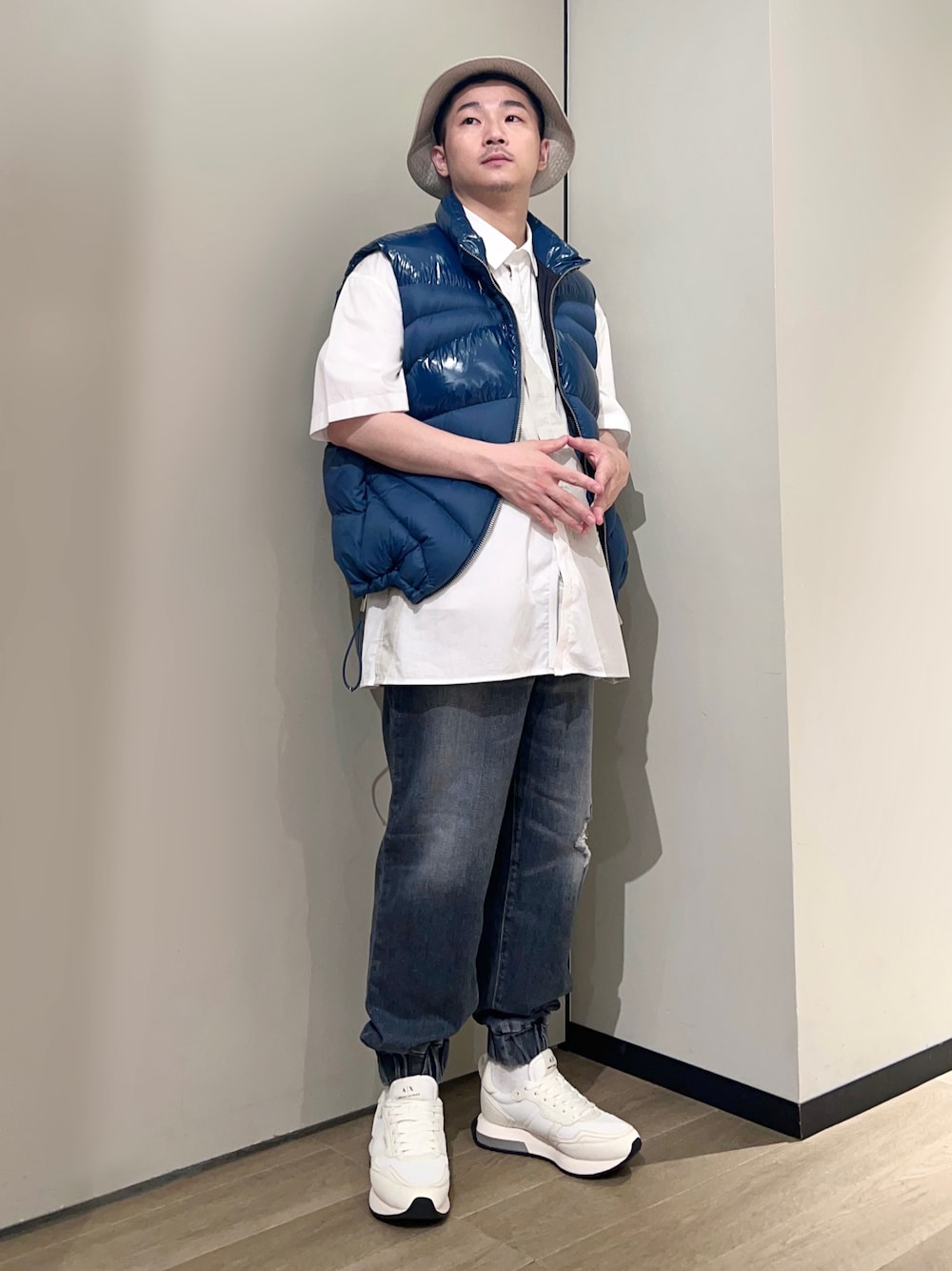 「AXchanger、AXchange、armaniexchange、アルマーニエクスチェンジ、アツいコーデ全部見せ、秋服準備はじめました、スニーカー、ベスト、デニム、シャツスタイル、ストリート、バケットハット、レイヤードスタイル、カラー×コーデ、ダウンベスト」｜「ARMANI EXCHANGEの【A|X アルマーニ エクスチェンジ】ボリュームソール　レースアップスニーカー（スニーカー、ホワイト系）」を使った、🔩J.HARAさん（メンズ・167cm）の夏コーディネートの1枚目の写真