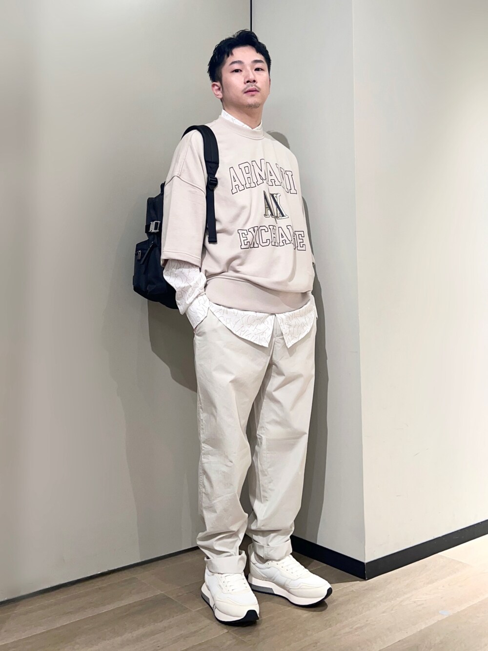 「AXchanger、AXchange、armaniexchange、アルマーニエクスチェンジ、休日スタイル、スニーカー、きれいめカジュアル、シャツスタイル、淡色コーデ、ストリート、秋コーデ、お出かけコーデ、レイヤードスタイル、ワントーンコーデ、秋服準備はじめました」｜「ARMANI EXCHANGEの【A|X アルマーニ エクスチェンジ】ボリュームソール　レースアップスニーカー（スニーカー、ホワイト系）」を使った、🔩J.HARAさん（メンズ・167cm）の秋コーディネートの1枚目の写真