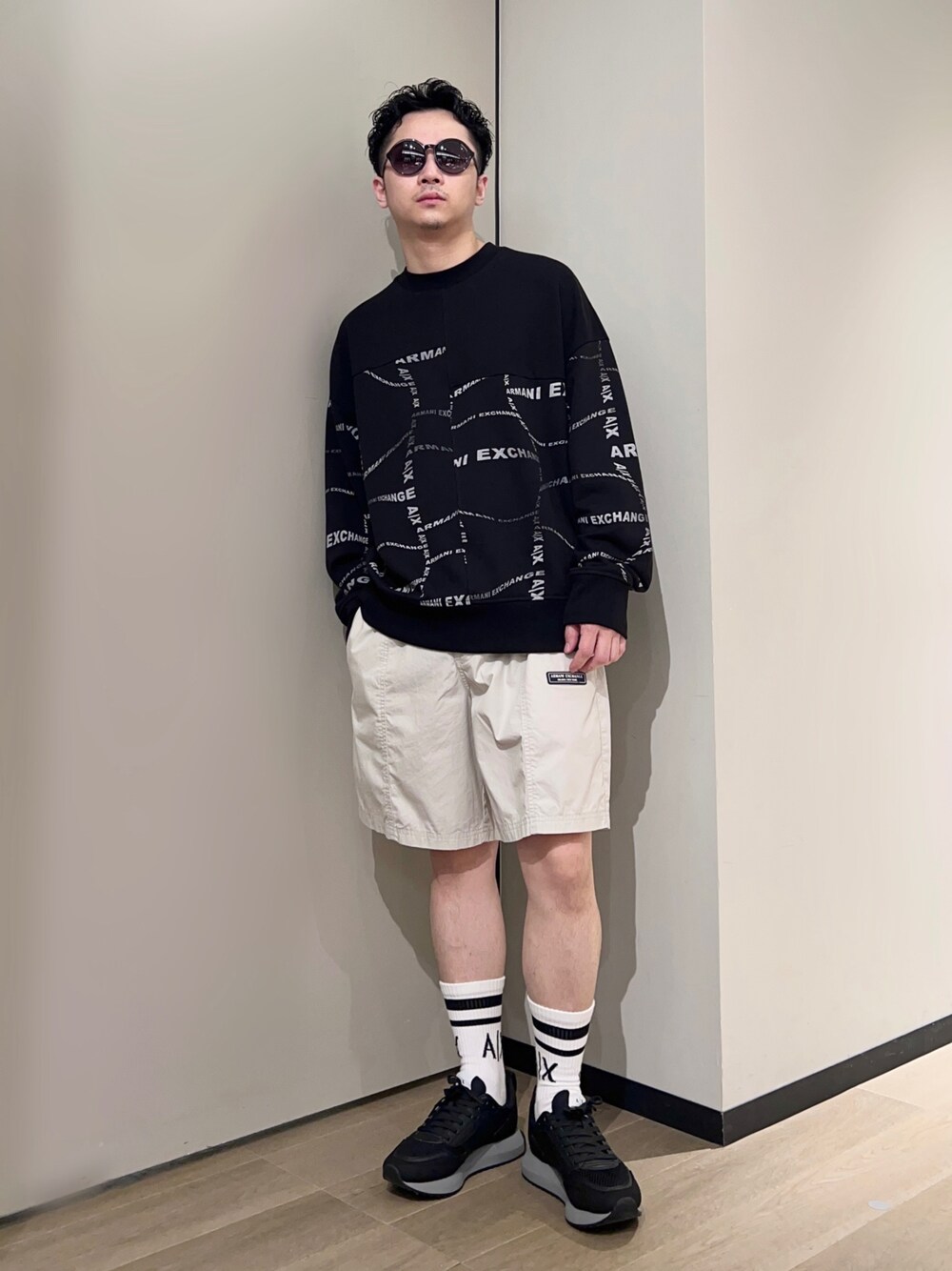 「AXchanger、AXchange、armaniexchange、アルマーニエクスチェンジ、初夏コーデ、モノトーン、休日スタイル、ストリート、ハーフパンツ、お出かけコーデ、サングラス、ロゴスウェット、ソックス、春夏コーデ、韓国ファッション」｜「ARMANI EXCHANGEの【A|X アルマーニ エクスチェンジ】ボリュームソール　レースアップスニーカー（スニーカー、ブラック系）」を使った、🔩J.HARAさん（メンズ・167cm）の夏コーディネートの1枚目の写真