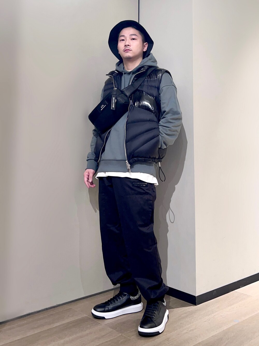 「AXchanger、AXchange、armaniexchange、アルマーニエクスチェンジ、レイヤードスタイル、バケットハット、スウェット、スポーツミックス、お出かけコーデ、ダウンベスト、パーカー、ファッションを楽しもう、スニーカー、冬コーデ、ストリート」｜「ARMANI EXCHANGEの【A|X アルマーニ エクスチェンジ】A|Xロゴ　ボディバッグ（ボディバッグ/ウエストポーチ、ブラック系）」を使った、🔩J.HARAさん（メンズ・167cm）の秋コーディネートの1枚目の写真