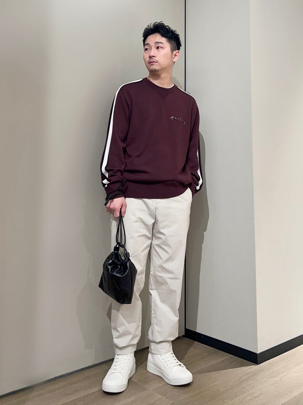 「AXchanger、AXchange、armaniexchange、アルマーニエクスチェンジ、スラックス、お出かけコーデ、きれいめカジュアル、スニーカー、巾着バッグ、ニット、大人カジュアル、ootd、休日スタイル、シンプルコーデ、秋服準備はじめました」｜「ARMANI EXCHANGEの【A|X アルマーニ エクスチェンジ】コットンチノパンツ（チノパンツ、ベージュ系）」を使った、🔩J.HARAさん（メンズ・167cm）の夏コーディネートの1枚目の写真