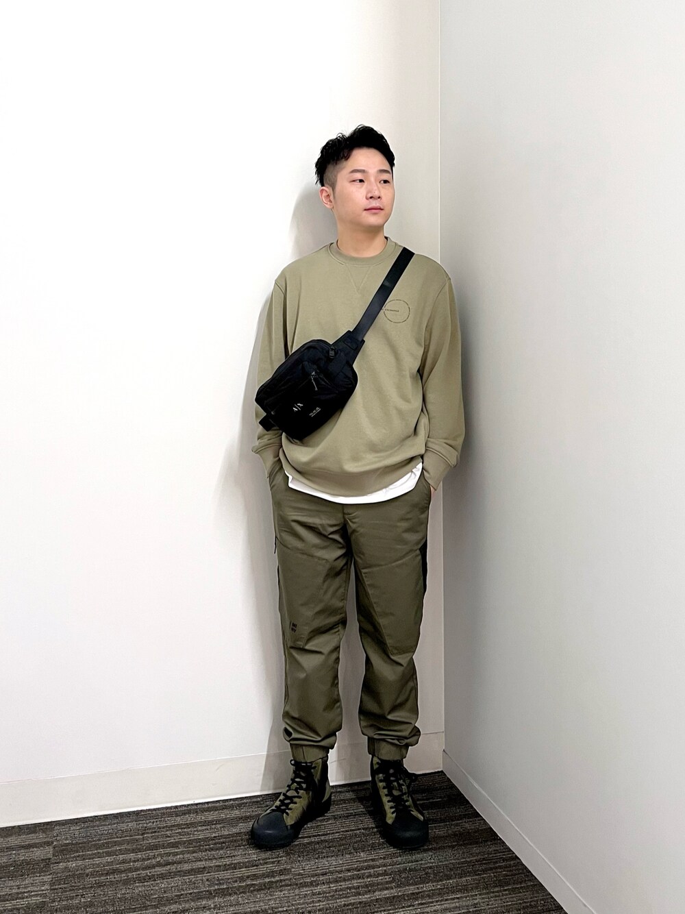 ベージュ系のスウェット、ブラック系のボディバッグ/ウエストポーチ、ホワイト系のTシャツ/カットソーを着用したメンズの夏コーディネートの1枚目の写真