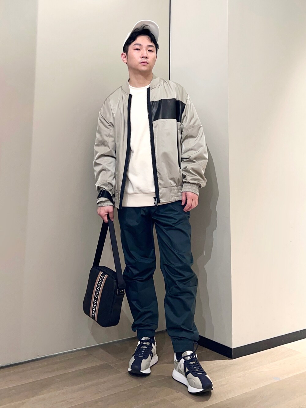 「AXchanger、AXchange、armaniexchange、アルマーニエクスチェンジ、淡色コーデ、スニーカー、ほめられ本命コーデ、ショルダーバッグ、春色、キャップ、春コーデ、オーバーサイズ、グリーン、MA-1、カラーパンツ」｜「ARMANI EXCHANGEの【A|X アルマーニ エクスチェンジ】エンボスロゴ　ボンバージャケット（ブルゾン、グレー系）」を使った、🔩J.HARAさん（メンズ・167cm）の冬コーディネートの1枚目の写真