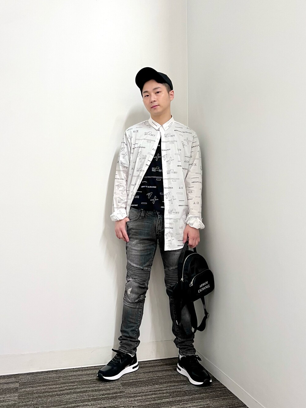 ブラック系のTシャツ/カットソー、ホワイト系のシャツ/ブラウス、ブラック系のバックパック/リュックを着用したメンズの夏コーディネートの1枚目の写真