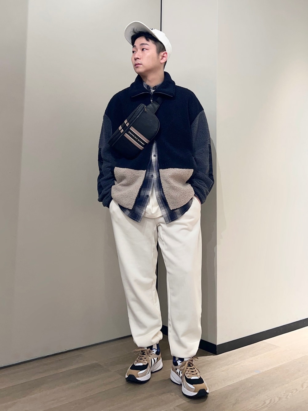 「AXchanger、AXchange、armaniexchange、アルマーニエクスチェンジ、チェック、キャップ、春コーデ、春アウター、ボアジャケット、レイヤードスタイル、スニーカー、ほめられ本命コーデ、韓国ファッション、ストリート、スウェットパンツ」｜「ARMANI EXCHANGEの【A|X アルマーニ エクスチェンジ】ロゴ　レースアップスニーカー（スニーカー、ベージュ系）」を使った、🔩J.HARAさん（メンズ・167cm）の冬コーディネートの1枚目の写真