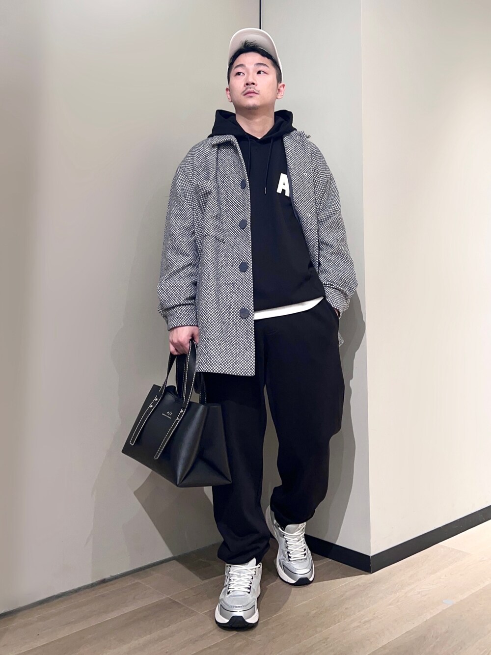 「AXchanger、AXchange、armaniexchange、アルマーニエクスチェンジ、重ね着ベストシーズン、チェック、きれいめカジュアル、キャップ、スニーカー、ストリート、ビッグシルエット、モノトーン、レイヤードスタイル、スウェット、秋コーデ」｜「ARMANI EXCHANGEの【A|X アルマーニ エクスチェンジ】AXロゴ　レースアップスニーカー（スニーカー、シルバー系）」を使った、🔩J.HARAさん（メンズ・167cm）の秋コーディネートの1枚目の写真