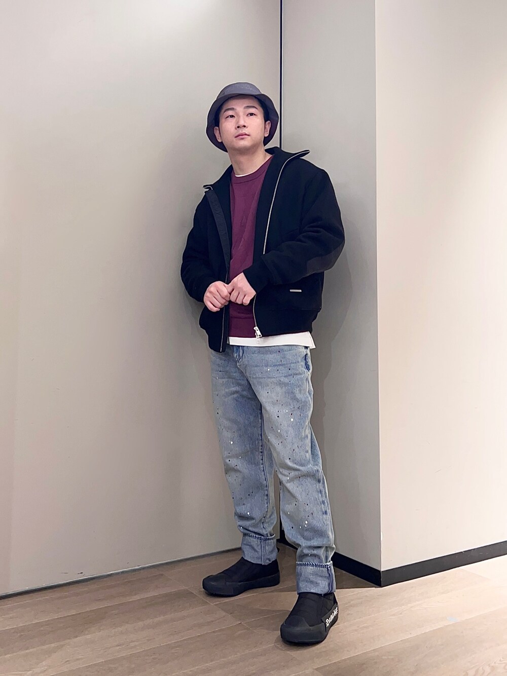 「アルマーニエクスチェンジ、アルマーニ、armaniexchange、AXchanger、AXchange、ワインレッド、ボルドー、ストリート、ootd、大人ストリート、大人カジュアル、バケットハット、ペイントデニム、秋カラー、いいね、save、フォローお願いします🤑」｜「ARMANI EXCHANGEの【A|X アルマーニ エクスチェンジ】ロゴ　バケットハット（ハット、パープル系）」を使った、🔩J.HARAさん（メンズ・167cm）の秋コーディネートの1枚目の写真