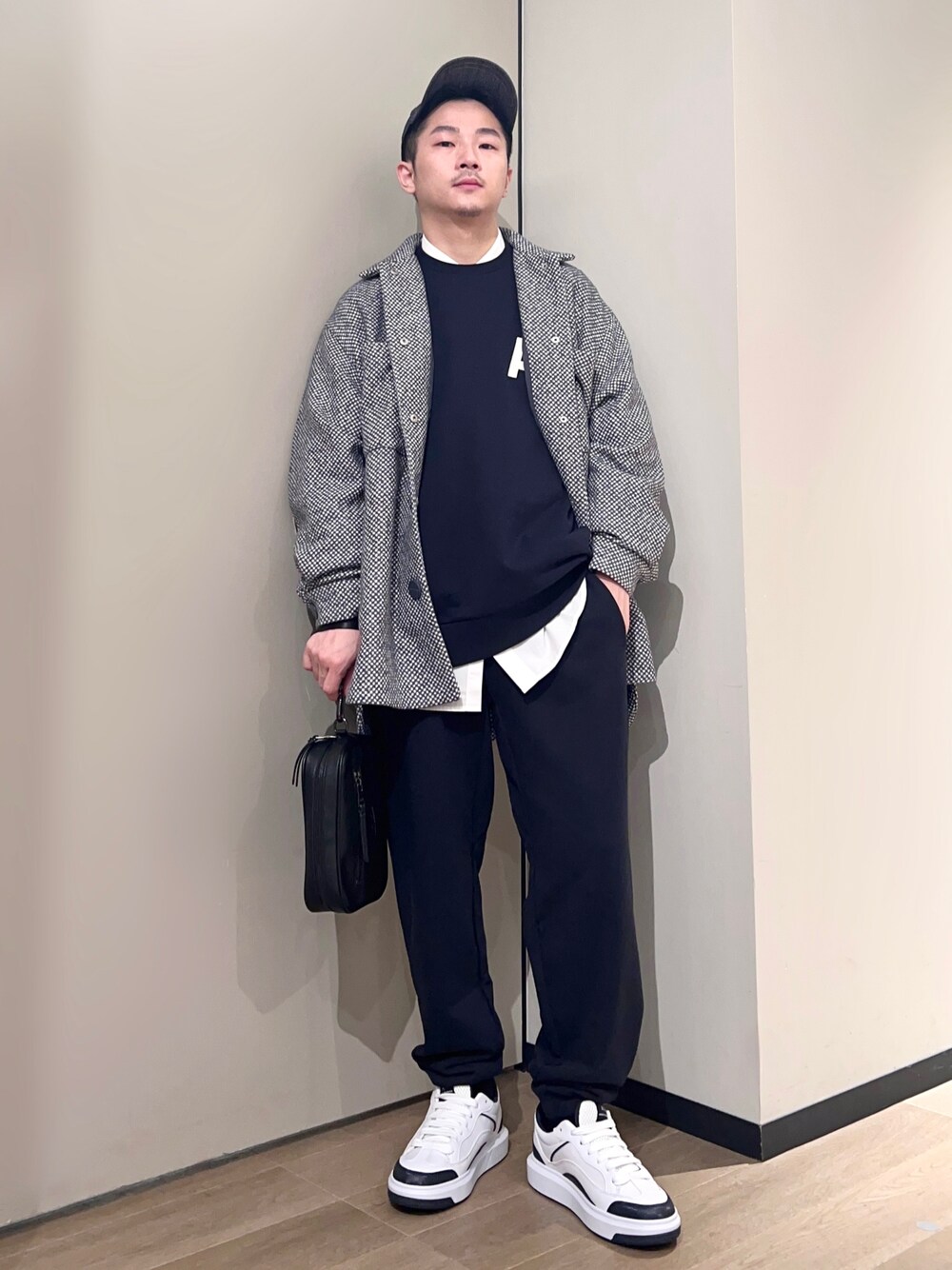 「秋服まるっと大公開、AXchanger、AXchange、armaniexchange、アルマーニエクスチェンジ、セットアップ、スウェット、重ね着ベストシーズン、休日スタイル、スニーカー、チェック、キャップ、秋コーデ、スポーツミックス、ストリート」｜「ARMANI EXCHANGEの【A|X アルマーニ エクスチェンジ】レースアップスニーカー（スニーカー、ホワイト系）」を使った、🔩J.HARAさん（メンズ・167cm）の秋コーディネートの1枚目の写真