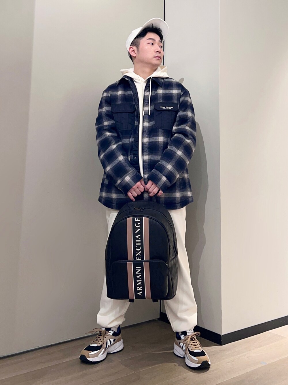 「AXchanger、AXchange、armaniexchange、アルマーニエクスチェンジ、チェック、キャップ、シンプルコーデ、春アウター、春コーデ、ほめられ本命コーデ、ストリート、パーカー、スニーカー、スウェットパンツ、オーバーサイズ」｜「ARMANI EXCHANGEの【A|X アルマーニ エクスチェンジ】ロゴ　レースアップスニーカー（スニーカー、ベージュ系）」を使った、🔩J.HARAさん（メンズ・167cm）の冬コーディネートの1枚目の写真