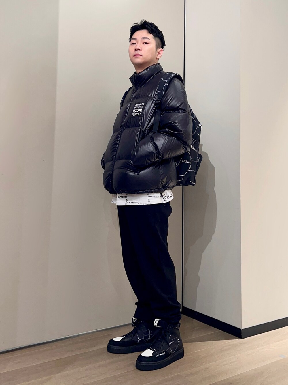 「AXchanger、AXchange、armaniexchange、アルマーニエクスチェンジ、ほめられ本命コーデ、スニーカー、ダウンジャケット、韓国ファッション、シンプルコーデ、ワントーンコーデ、黒、モノトーン、ストリート、スウェットパンツ、オーバーサイズ」｜「ARMANI EXCHANGEの【A|X アルマーニ エクスチェンジ】ポーラーブーツ（ブーツ、ブラック系）」を使った、🔩J.HARAさん（メンズ・167cm）の冬コーディネートの1枚目の写真