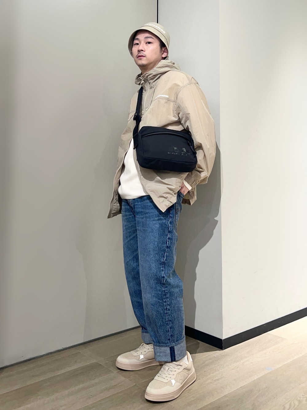 「AXchanger、AXchange、armaniexchange、アルマーニエクスチェンジ、ショルダーバッグ、デニム、春アウター、デートコーデ、ストリート、春コーデ、春服みてみて、バケットハット、レイヤードスタイル、お出かけコーデ、スニーカー」｜「ARMANI EXCHANGEの【A|X アルマーニ エクスチェンジ】AXロゴ　レースアップスニーカー（スニーカー、ベージュ系）」を使った、🔩J.HARAさん（メンズ・167cm）の春コーディネートの1枚目の写真