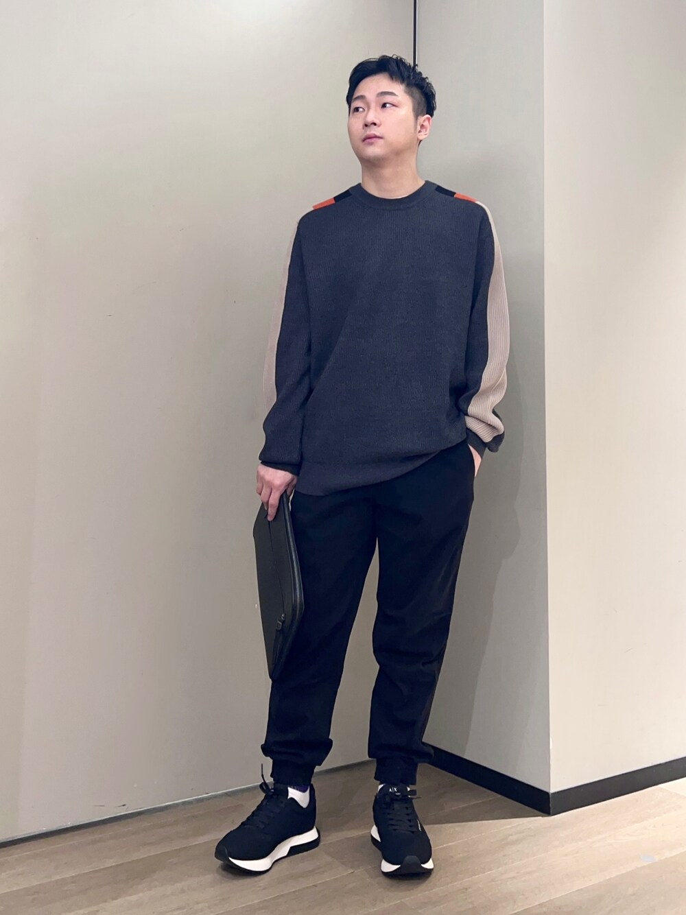 「ニット、シンプル、グレー、クラッチバッグ、大人カジュアル、armaniexchange、アルマーニ、アルマーニエクスチェンジ、axchange、AXchanger、ラフ、秋冬コーデ、ootd、カジュアルコーデ、今日のコーデ」｜「ARMANI EXCHANGEの【A|X アルマーニ エクスチェンジ】カラーブロック　ニットプルオーバー（ニット/セーター、グレー系）」を使った、🔩J.HARAさん（メンズ・167cm）の秋コーディネートの1枚目の写真