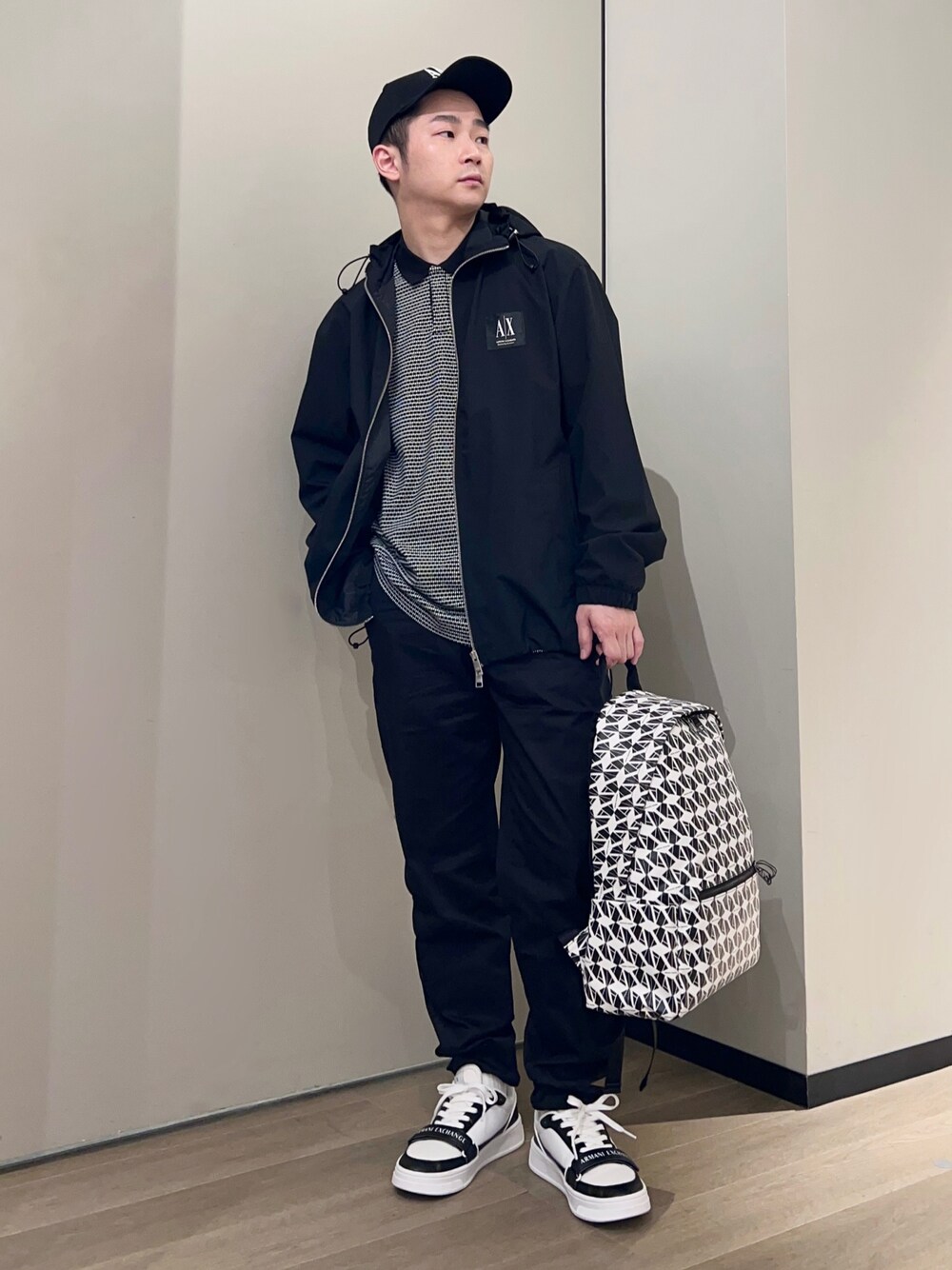 「AXchanger、AXchange、armaniexchange、アルマーニエクスチェンジ、シンプルコーデ、きれいめカジュアル、春アウター、ストリート、春服デビュー宣言、春服みてみて、休日スタイル、モノトーン、マウンテンパーカー、スニーカー、着回しコーデ」｜「ARMANI EXCHANGEの【A|X アルマーニ エクスチェンジ】AXロゴ　レースアップスニーカー（スニーカー、ホワイト系）」を使った、🔩J.HARAさん（メンズ・167cm）の春コーディネートの1枚目の写真