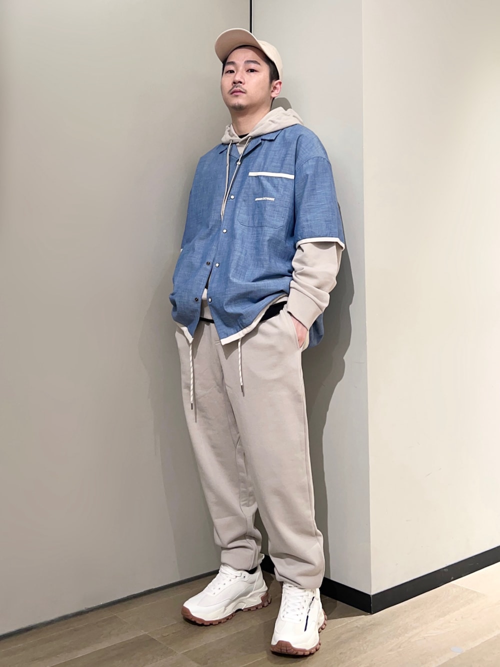 「AXchanger、armaniexchange、AXchange、アルマーニエクスチェンジ、シンプルコーデ、ストリート、セットアップ、淡色コーデ、春色、休日スタイル、スニーカー、キャップ、スウェット、オープンカラーシャツ、24ssトレンド」｜「ARMANI EXCHANGEの【A|X アルマーニ エクスチェンジ】AXロゴ　レースアップスニーカー（スニーカー、ホワイト系）」を使った、🔩J.HARAさん（メンズ・167cm）の冬コーディネートの1枚目の写真