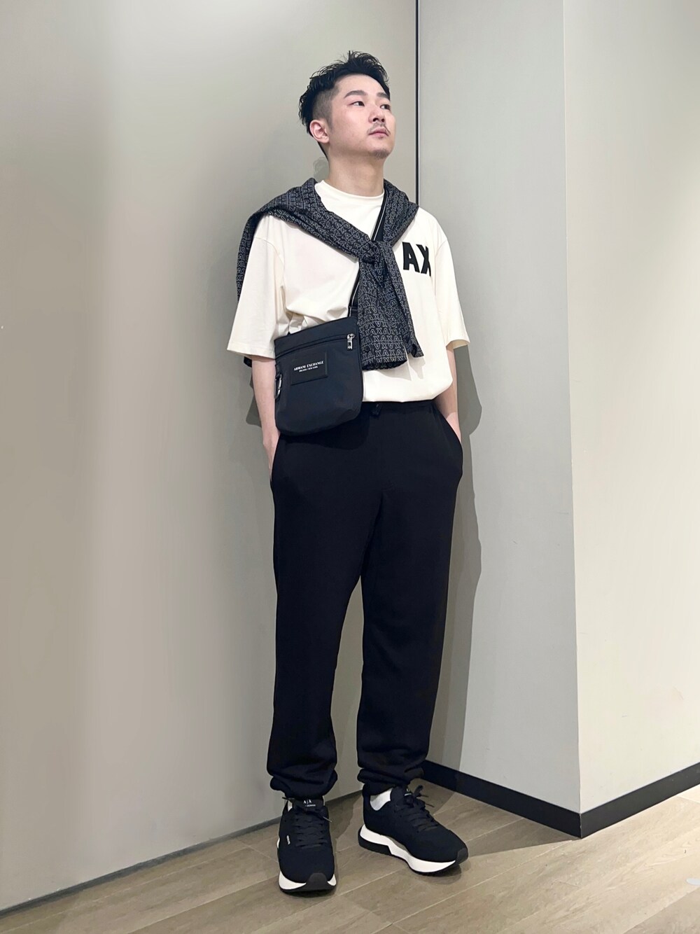 「AXchanger、AXchange、armaniexchange、アルマーニエクスチェンジ、スニーカー、ショルダーバッグ、モノトーン、夏コーデ、休日スタイル、ストリート、みんなの白Tフェス、ビッグシルエット、韓国ファッション、ロゴT、お出かけコーデ」｜「ARMANI EXCHANGEの【A|X アルマーニ エクスチェンジ】ボリュームソール　レースアップスニーカー（スニーカー、ブラック系）」を使った、🔩J.HARAさん（メンズ・167cm）の夏コーディネートの1枚目の写真