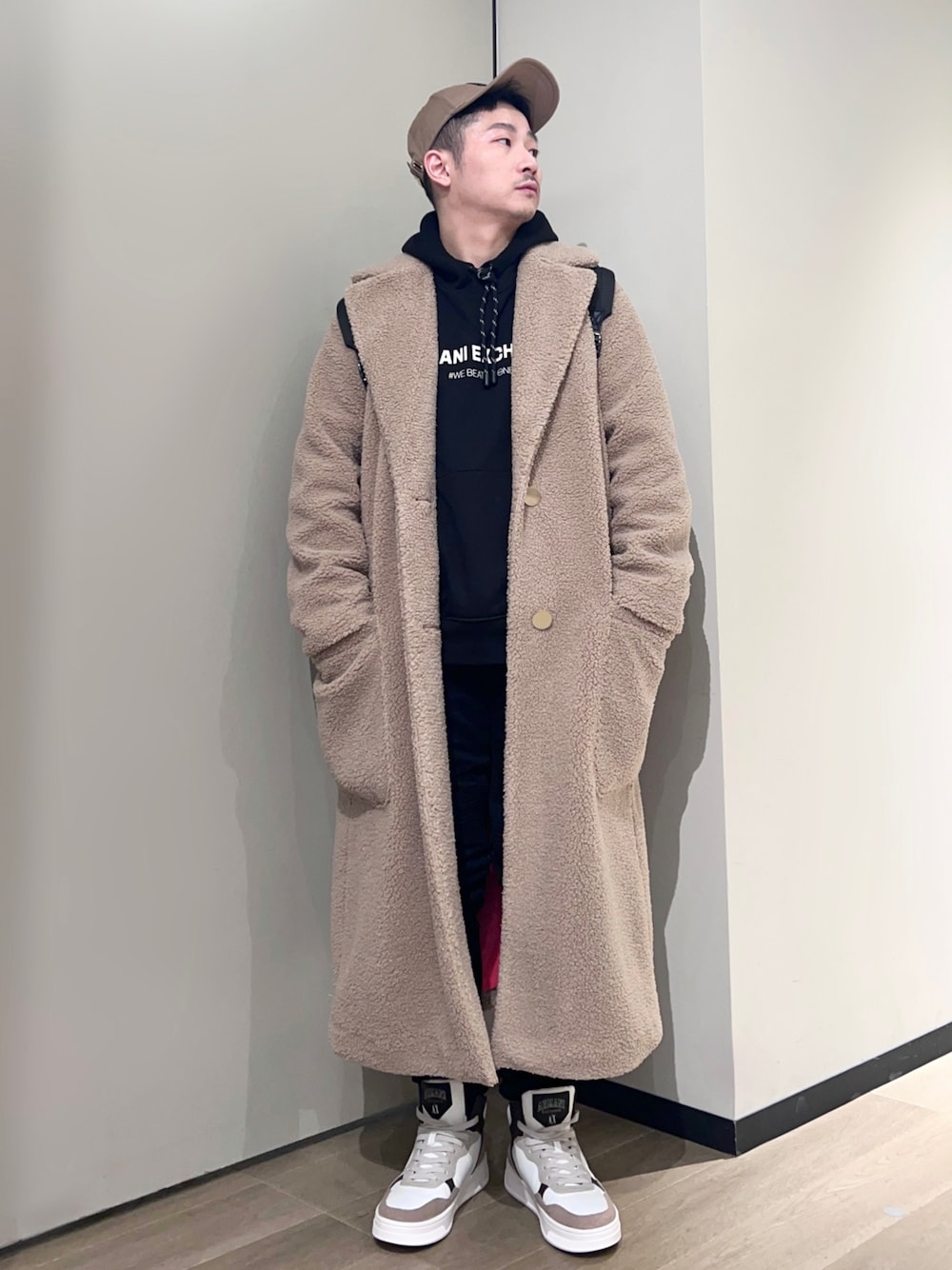 「AXchanger、AXchange、armaniexchange、アルマーニエクスチェンジ、お出かけコーデ、パーカー、ファッションを楽しもう、コート、スニーカー、ブラウン、淡色コーデ、冬コーデ、ストリート、キャップ、秋冬コーデ」｜「ARMANI EXCHANGEの【A|X アルマーニ エクスチェンジ】ロゴパッチ　ハイカットスニーカー（スニーカー、ベージュ系）」を使った、🔩J.HARAさん（メンズ・167cm）の秋コーディネートの1枚目の写真