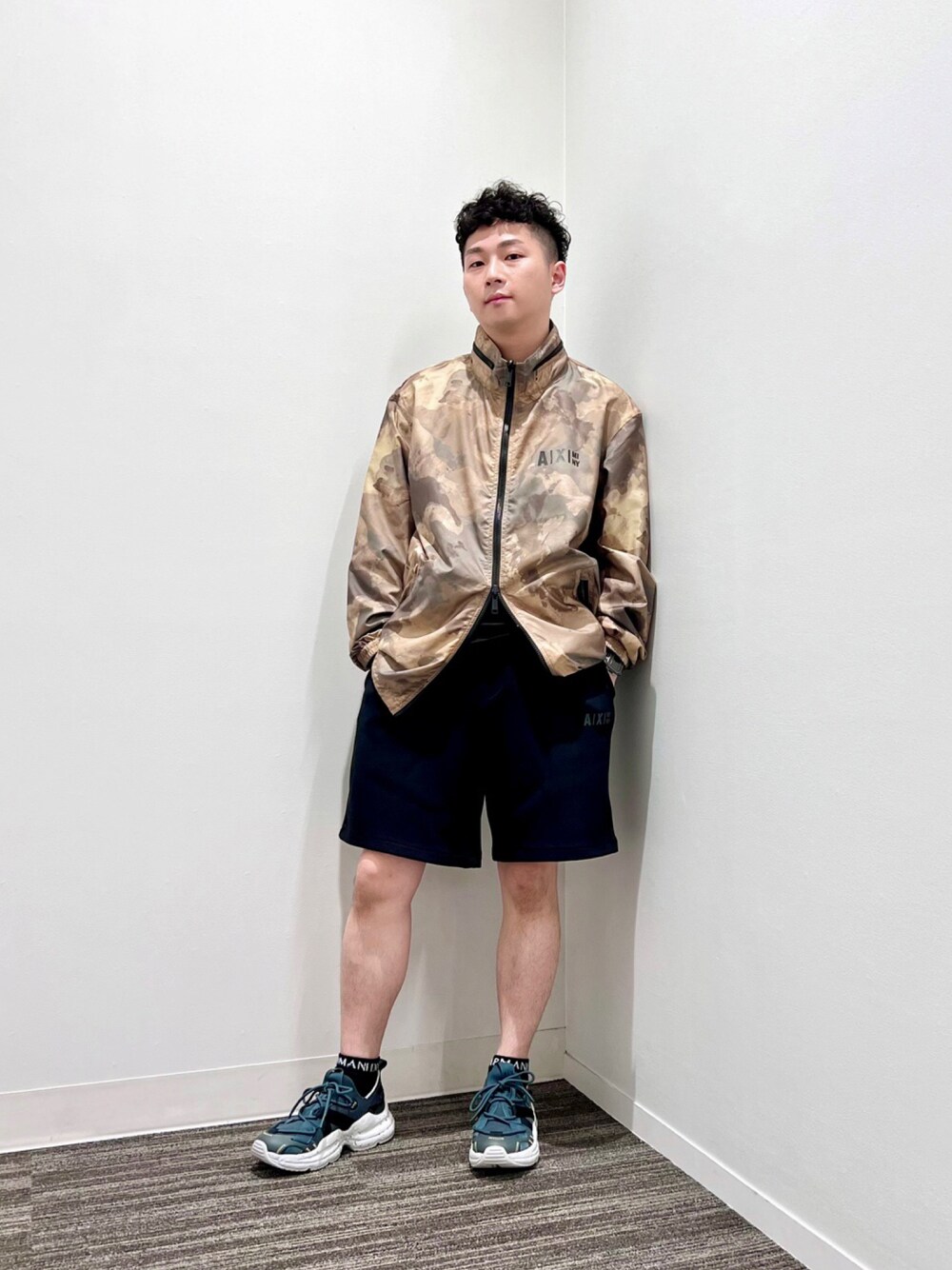 グリーン系のブルゾン、ブラック系のその他パンツ、グレー系のスニーカーを着用したメンズの夏コーディネートの1枚目の写真