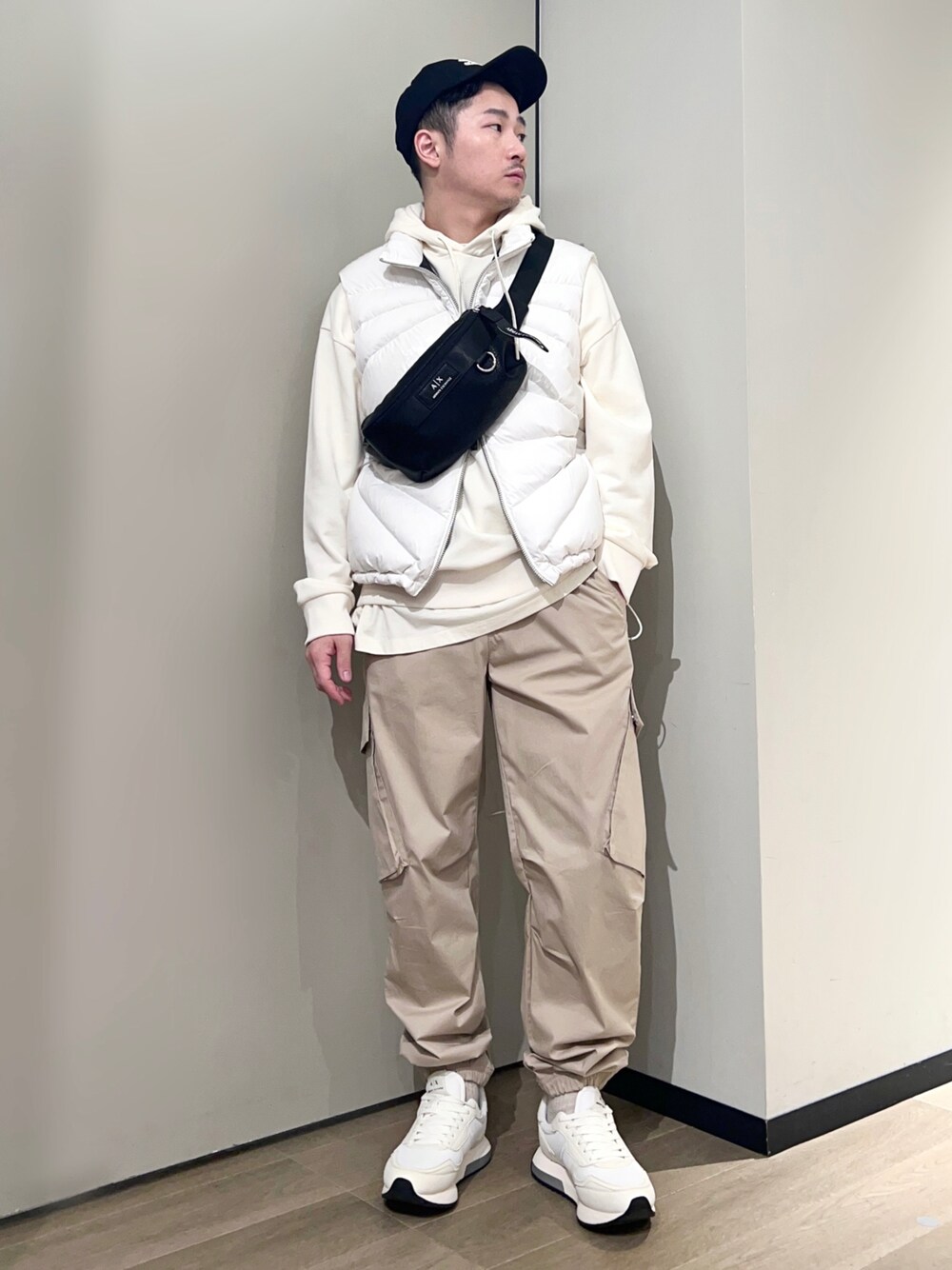 「AXchanger、AXchange、armaniexchange、アルマーニエクスチェンジ、休日スタイル、スニーカー、淡色コーデ、キャップ、ストリート、秋コーデ、ベスト、カーゴパンツ、ベージュ、スポーツミックス、レイヤードスタイル」｜「ARMANI EXCHANGEの【A|X アルマーニ エクスチェンジ】ボリュームソール　レースアップスニーカー（スニーカー、ホワイト系）」を使った、🔩J.HARAさん（メンズ・167cm）の秋コーディネートの1枚目の写真