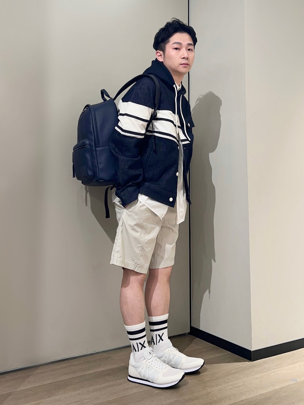 「AXchanger、AXchange、armaniexchange、アルマーニエクスチェンジ、いまどきジャケット写真、白スニーカー、春コーデ、ベージュ、レイヤードスタイル、デニム、ショップスタッフの好印象コーデ、きれいめカジュアル、ストリート、シャツスタイル、ootd」｜「ARMANI EXCHANGEの【A|Xアルマーニ エクスチェンジ】AXロゴ　レースアップスニーカー（スニーカー、ホワイト系）」を使った、🔩J.HARAさん（メンズ・167cm）の春コーディネートの1枚目の写真
