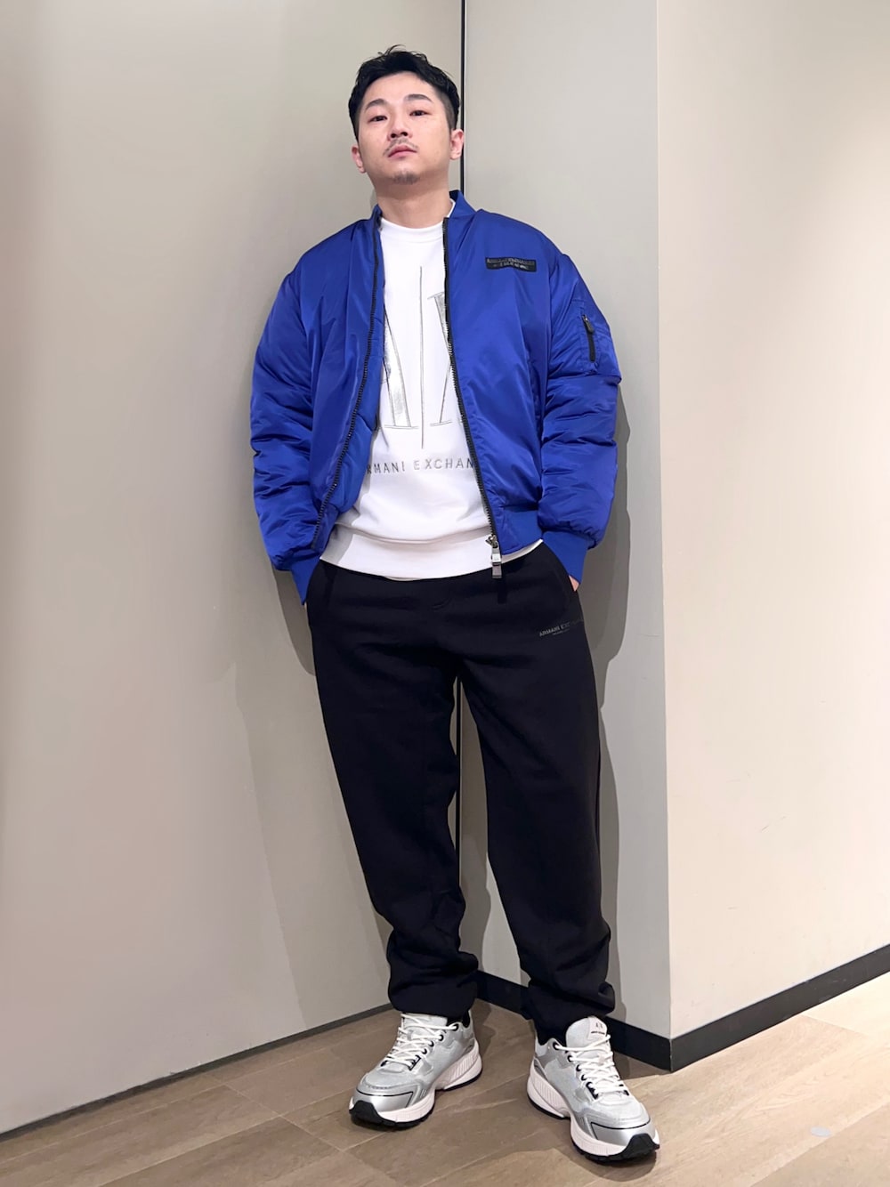 「AXchanger、AXchange、armaniexchange、アルマーニエクスチェンジ、休日スタイル、冬を彩る色いろコーデ、スウェット、スニーカー、お出かけコーデ、冬アウター、冬コーデ、スポーツミックス、シンプルコーデ、ストリート、デートコーデ」｜「ARMANI EXCHANGEの【A|X アルマーニ エクスチェンジ】AXロゴ　レースアップスニーカー（スニーカー、シルバー系）」を使った、🔩J.HARAさん（メンズ・167cm）の冬コーディネートの1枚目の写真