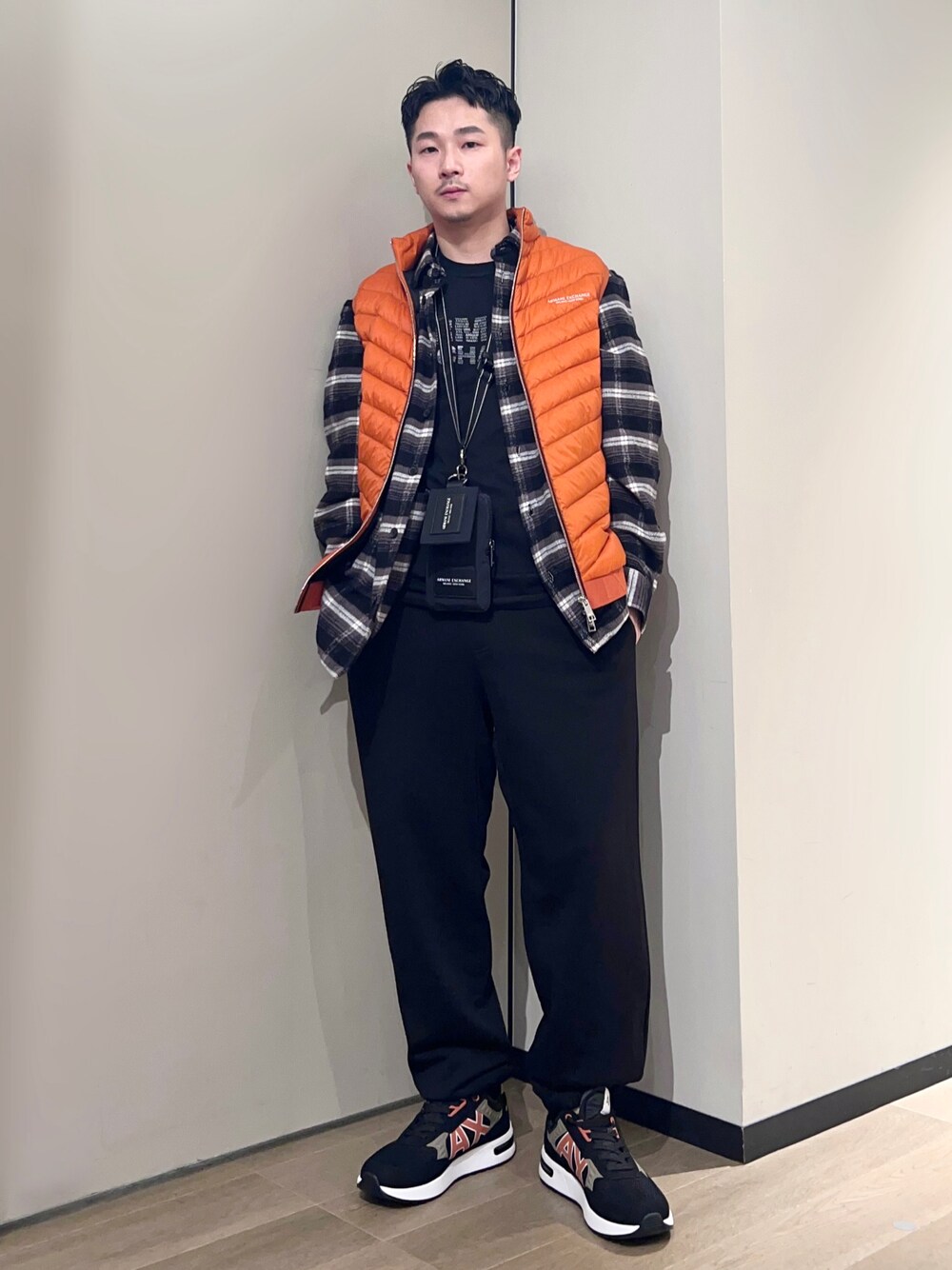 「AXchanger、AXchange、armaniexchange、アルマーニエクスチェンジ、秋コーデ、重ね着ベストシーズン、休日スタイル、スニーカー、チェック、ハロウィン、ストリート、レイヤードスタイル、シャツスタイル、オレンジ、ネルシャツ」｜「ARMANI EXCHANGEの【A|X アルマーニ エクスチェンジ】AXロゴ　レースアップスニーカー（スニーカー、ブラック系）」を使った、🔩J.HARAさん（メンズ・167cm）の秋コーディネートの1枚目の写真