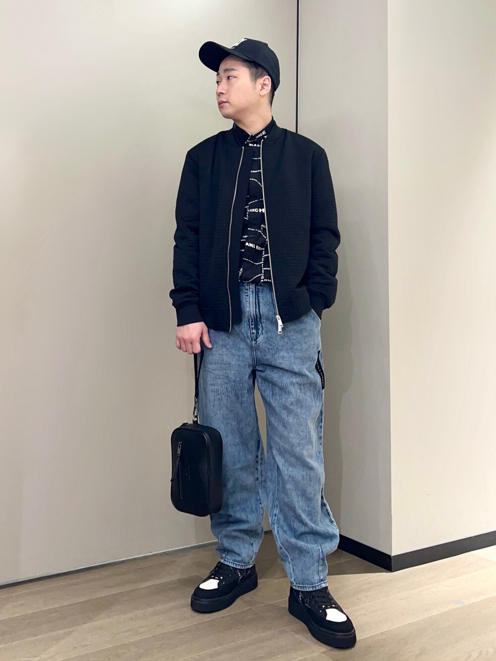「AXchanger、AXchange、armaniexchange、アルマーニエクスチェンジ、スニーカー、ストリート、モード、MA-1、ボンバージャケット、黒、デニム、柄シャツ、ootd、ほめられ本命コーデ、春コーデ」｜「ARMANI EXCHANGEの【A|X アルマーニ エクスチェンジ】ポーラーブーツ（ブーツ、ブラック系）」を使った、🔩J.HARAさん（メンズ・167cm）の冬コーディネートの1枚目の写真