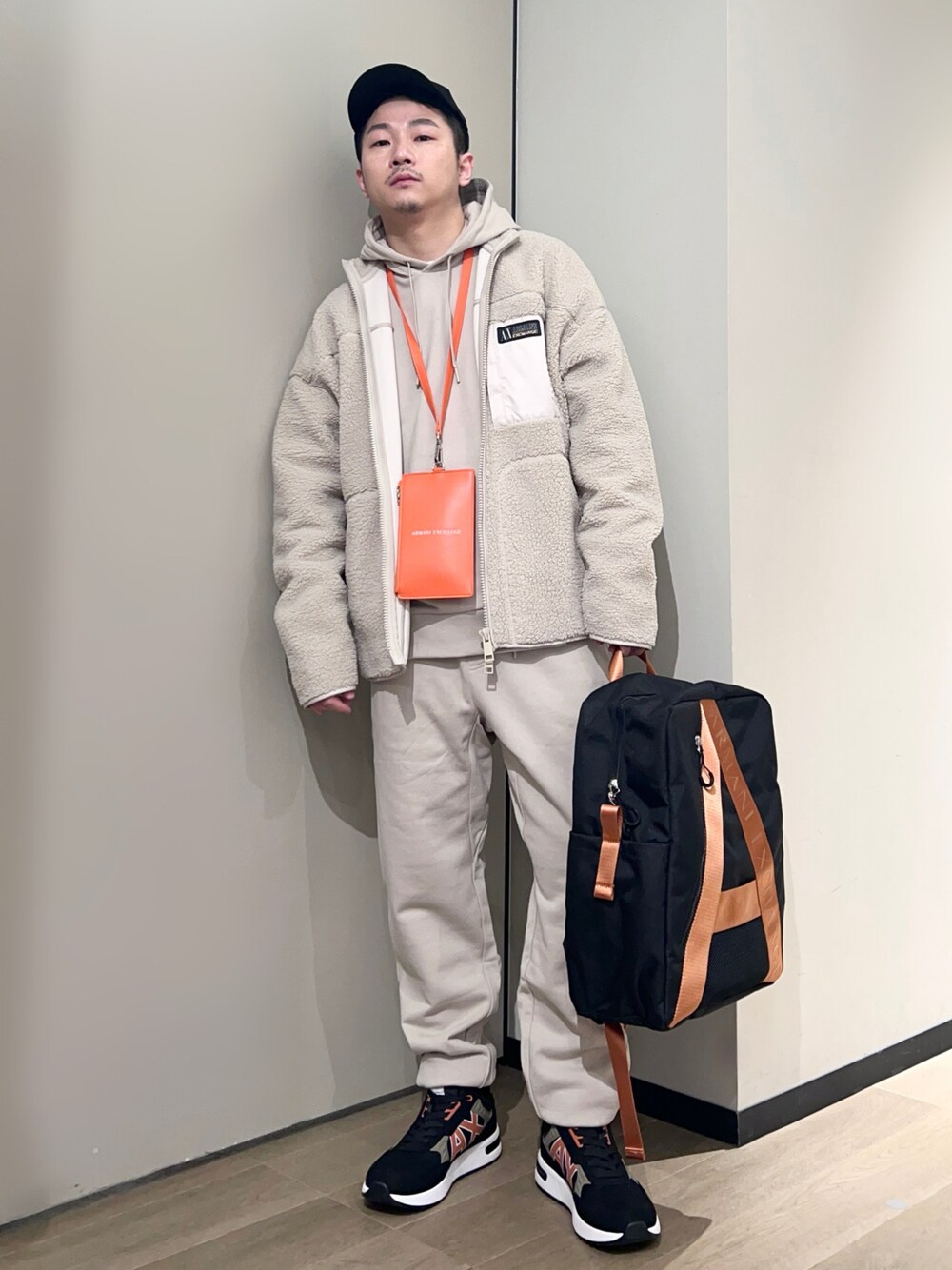 「AXchanger、AXchange、armaniexchange、アルマーニエクスチェンジ、淡色コーデ、ストリート、レイヤードスタイル、冬コーデ、キャップ、休日スタイル、スウェット、スニーカー、お出かけコーデ、ワントーンコーデ、ベージュ」｜「ARMANI EXCHANGEの【A|X アルマーニ エクスチェンジ】AXロゴ　ストラップ付き小物入れ（その他小物、ブラック系）」を使った、🔩J.HARAさん（メンズ・167cm）の冬コーディネートの1枚目の写真