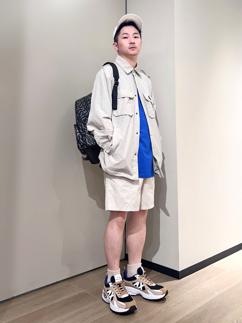 「AXchanger、AXchange、armaniexchange、アルマーニエクスチェンジ、アツいコーデ全部見せ、秋服準備はじめました、シャツスタイル、ストリート、淡色コーデ、セットアップ、レイヤードスタイル、カラー×コーデ、スニーカー、ショートパンツ、アイボリー」｜「ARMANI EXCHANGEの【A|X アルマーニ エクスチェンジ】ロゴ　レースアップスニーカー（スニーカー、ベージュ系）」を使った、🔩J.HARAさん（メンズ・167cm）の夏コーディネートの1枚目の写真