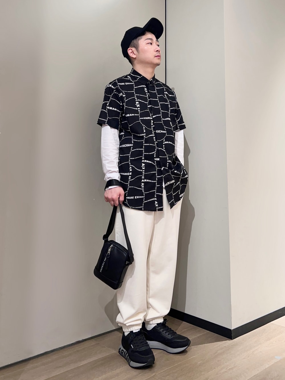 「AXchanger、AXchange、armaniexchange、アルマーニエクスチェンジ、キャップ、初夏コーデ、ロンT、モノトーン、休日スタイル、ショルダーバッグ、韓国ファッション、ストリート、レイヤードスタイル、ミニバッグ、ショップスタッフの推しボトムス」｜「ARMANI EXCHANGEの【A|X アルマーニ エクスチェンジ】ボリュームソール　レースアップスニーカー（スニーカー、ブラック系）」を使った、🔩J.HARAさん（メンズ・167cm）の春コーディネートの1枚目の写真