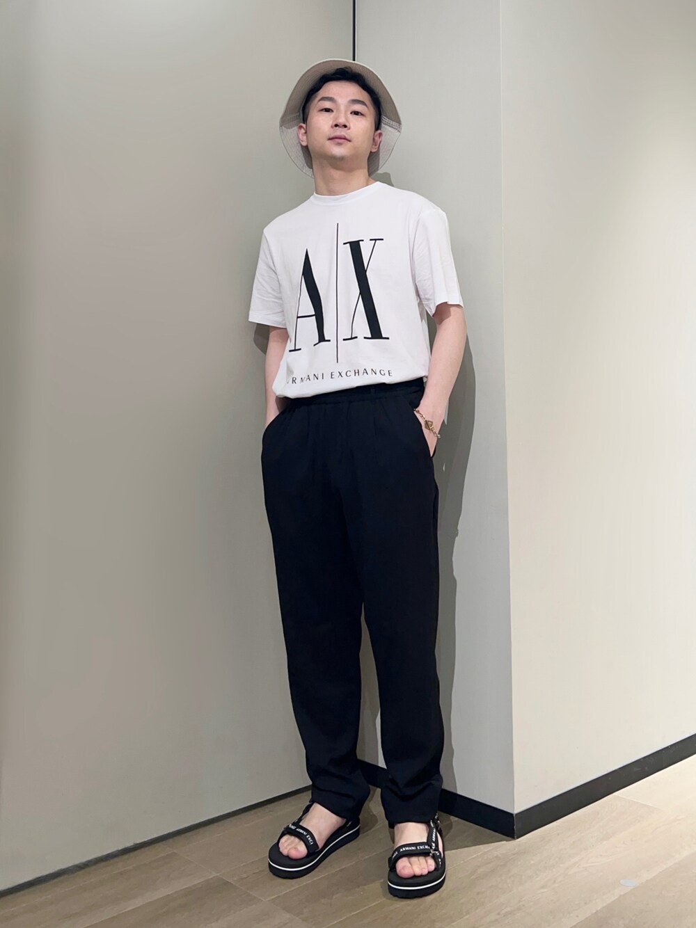 「AXchanger、AXchange、armaniexchange、アルマーニエクスチェンジ、ストリート、お出かけコーデ日記、春夏コーデ、きれいめカジュアル、初夏コーデ、モノトーン、休日スタイル、シンプルコーデ、ロゴT、サンダル、みんなの白Tフェス」｜「ARMANI EXCHANGEの【A|X アルマーニ エクスチェンジ】ストラップサンダル（サンダル、ブラック系）」を使った、🔩J.HARAさん（メンズ・167cm）の春コーディネートの1枚目の写真