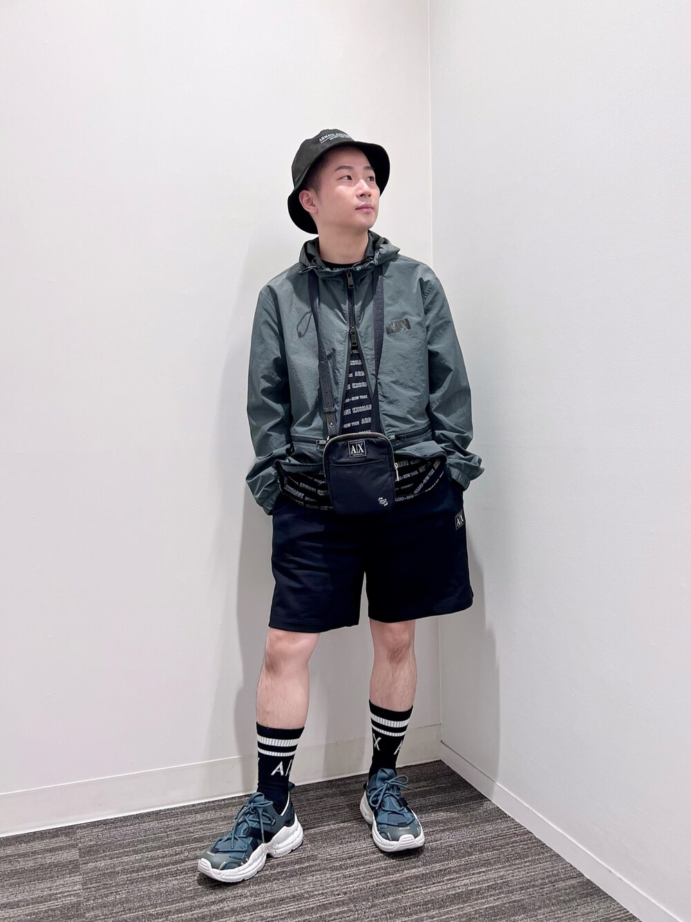 「アルマーニエクスチェンジ、AXchanger、AXchange、armaniexchange、フェススタイル、バケットハット、ナイロンパーカー、ミニバッグ、グリーン、ストリート、Tシャツ」｜「ARMANI EXCHANGEの【A|X アルマーニ エクスチェンジ】ロゴ　バケットハット（ハット、ブラック系）」を使った、🔩J.HARAさん（メンズ・167cm）の春コーディネートの1枚目の写真