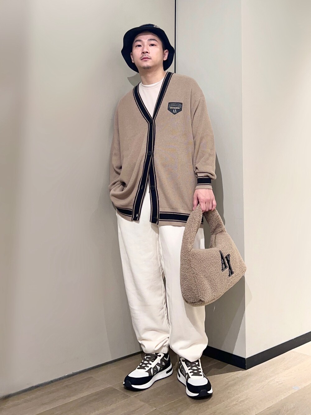 「AXchanger、AXchange、armaniexchange、アルマーニエクスチェンジ、ベージュ、お出かけコーデ、カーディガン、バケットハット、シンプルコーデ、ブラウン、休日スタイル、スニーカー、淡色コーデ、ストリート、重ね着ベストシーズン」｜「ARMANI EXCHANGEの【A|X アルマーニ エクスチェンジ】AXロゴ ジョガーパンツ (UNISEX CAPSULE)（スウェットパンツ、ホワイト系）」を使った、🔩J.HARAさん（メンズ・167cm）の秋コーディネートの1枚目の写真