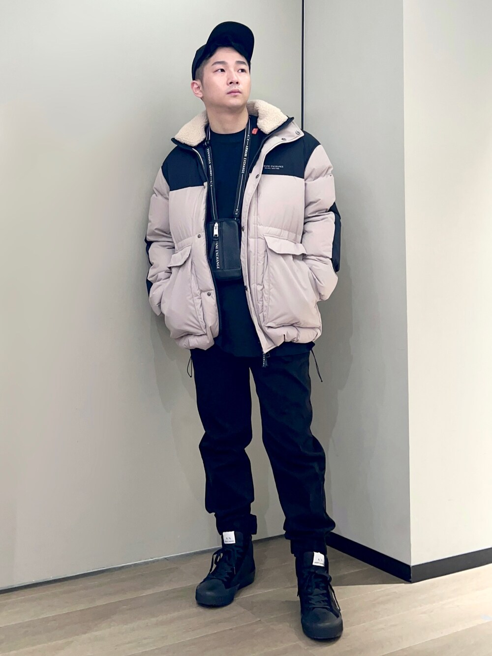 「アルマーニエクスチェンジ、armaniexchange、AXchanger、AXchange、ARMANIworld、スニーカー、ダウンジャケット、キャップ、シンプルコーデ、ストリート、冬コーデ、スマホショルダー、ベージュ、今日のコーデ、ほめられ本命コーデ」｜「ARMANI EXCHANGEの【A|X アルマーニ エクスチェンジ】AXロゴ　ハイカットスニーカー（スニーカー、ブラック系）」を使った、🔩J.HARAさん（メンズ・167cm）の冬コーディネートの1枚目の写真