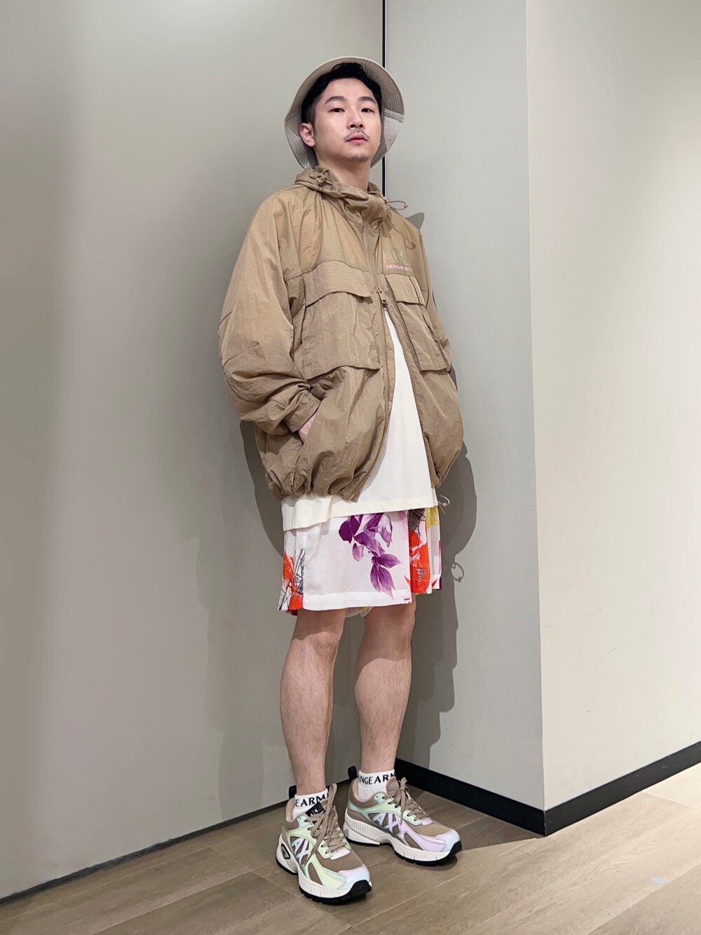 「AXchanger、AXchange、armaniexchange、アルマーニエクスチェンジ、お出かけコーデ、フェススタイル、スニーカー、夏コーデ、ストリート、バケットハット、淡色コーデ、ビッグシルエット、花柄、ハーフパンツ、アースカラー」｜「ARMANI EXCHANGEの【A|X アルマーニ エクスチェンジ】ロゴ　レースアップスニーカー（スニーカー、その他）」を使った、🔩J.HARAさん（メンズ・167cm）の夏コーディネートの1枚目の写真