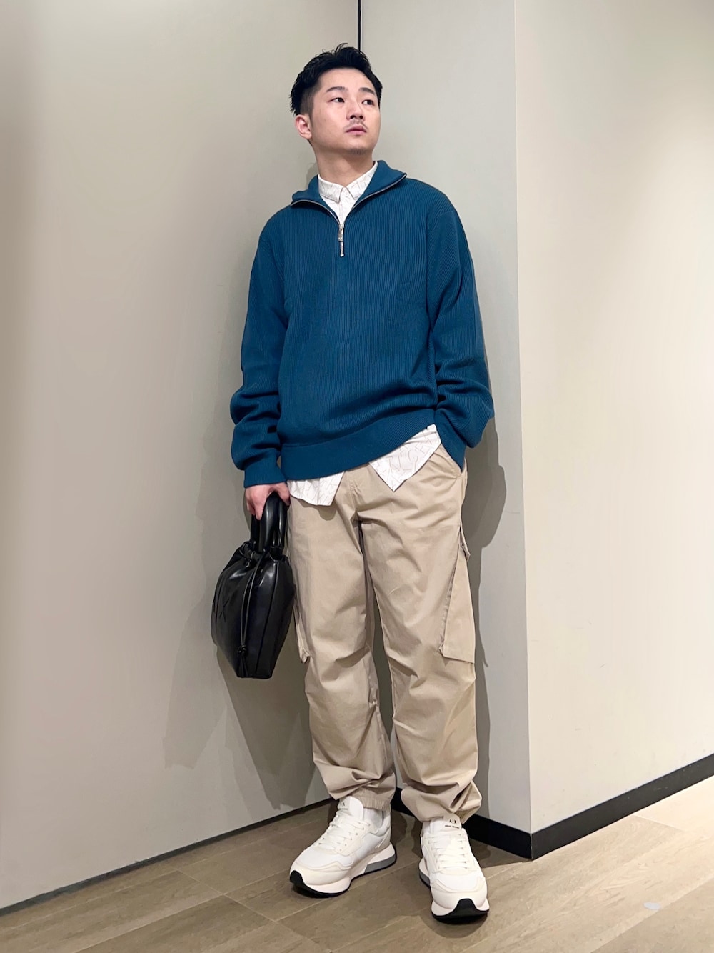 「AXchanger、AXchange、armaniexchange、アルマーニエクスチェンジ、スニーカー、アツいコーデ全部見せ、シャツスタイル、ストリート、カーゴパンツ、レイヤードスタイル、カラー×コーデ、ハーフジップ、秋服準備はじめました、ニット、ミニバッグ」｜「ARMANI EXCHANGEの【A|X アルマーニ エクスチェンジ】ボリュームソール　レースアップスニーカー（スニーカー、ホワイト系）」を使った、🔩J.HARAさん（メンズ・167cm）の夏コーディネートの1枚目の写真