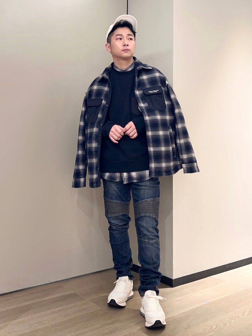 「AXchanger、AXchange、armaniexchange、ARMANIworld、WelcomeARMANI、アルマーニエクスチェンジ、バイカーデニム、デニム、チェック、シャツジャケット、カジュアル、ネイビー、ワントーンコーデ、ootd、オーバーサイズ」｜「ARMANI EXCHANGEの【A|X アルマーニ エクスチェンジ】ロゴ　パネルキャップ（キャップ、ホワイト系）」を使った、🔩J.HARAさん（メンズ・167cm）の秋コーディネートの1枚目の写真