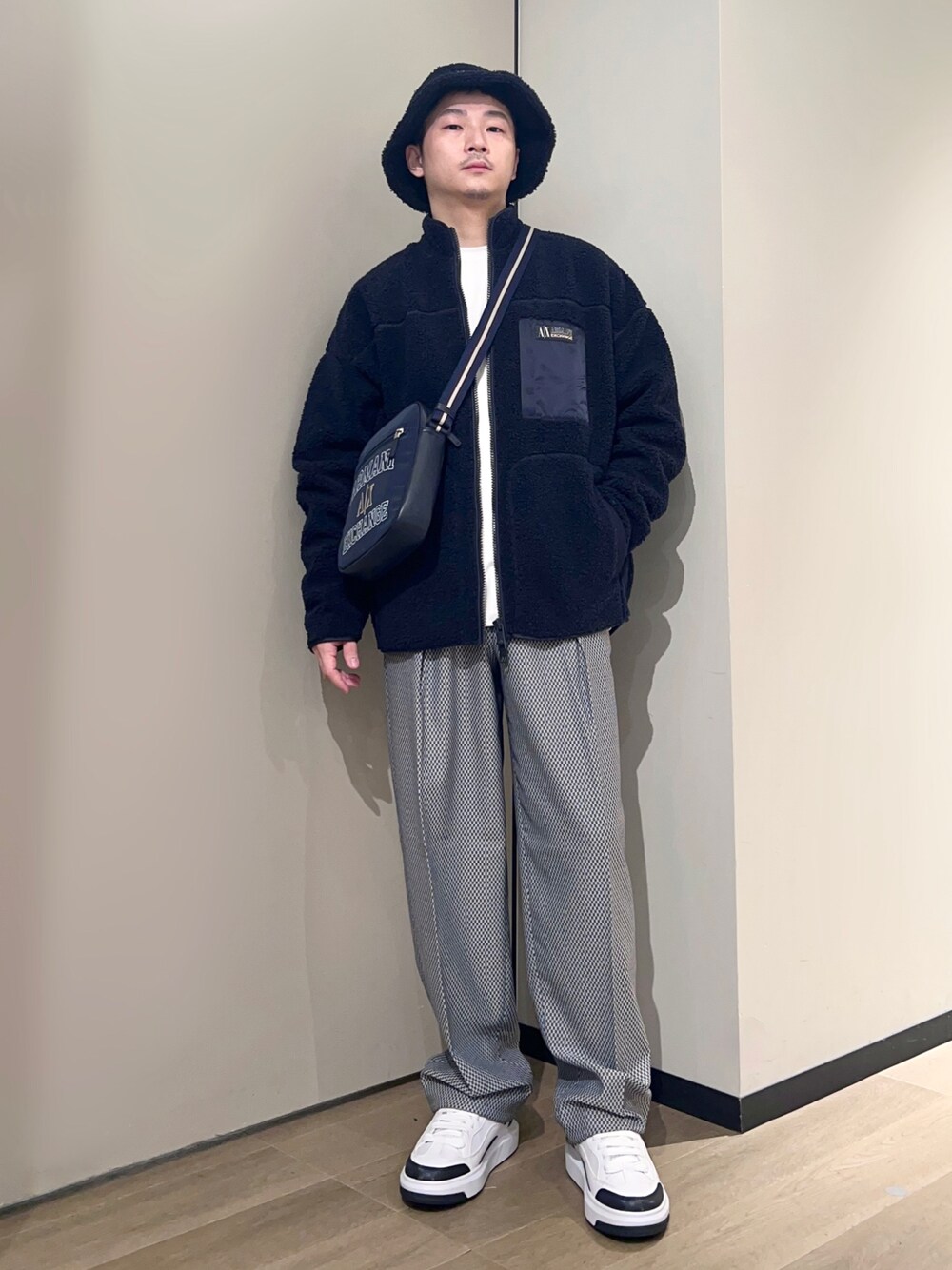 「AXchanger、AXchange、armaniexchange、アルマーニエクスチェンジ、バケットハット、お出かけコーデ、スラックス、休日スタイル、チェック、ストリート、秋コーデ、秋服まるっと大公開、ボア、アウトドアスタイル、スニーカー」｜「ARMANI EXCHANGEの【A|X アルマーニ エクスチェンジ】レースアップスニーカー（スニーカー、ホワイト系）」を使った、🔩J.HARAさん（メンズ・167cm）の秋コーディネートの1枚目の写真