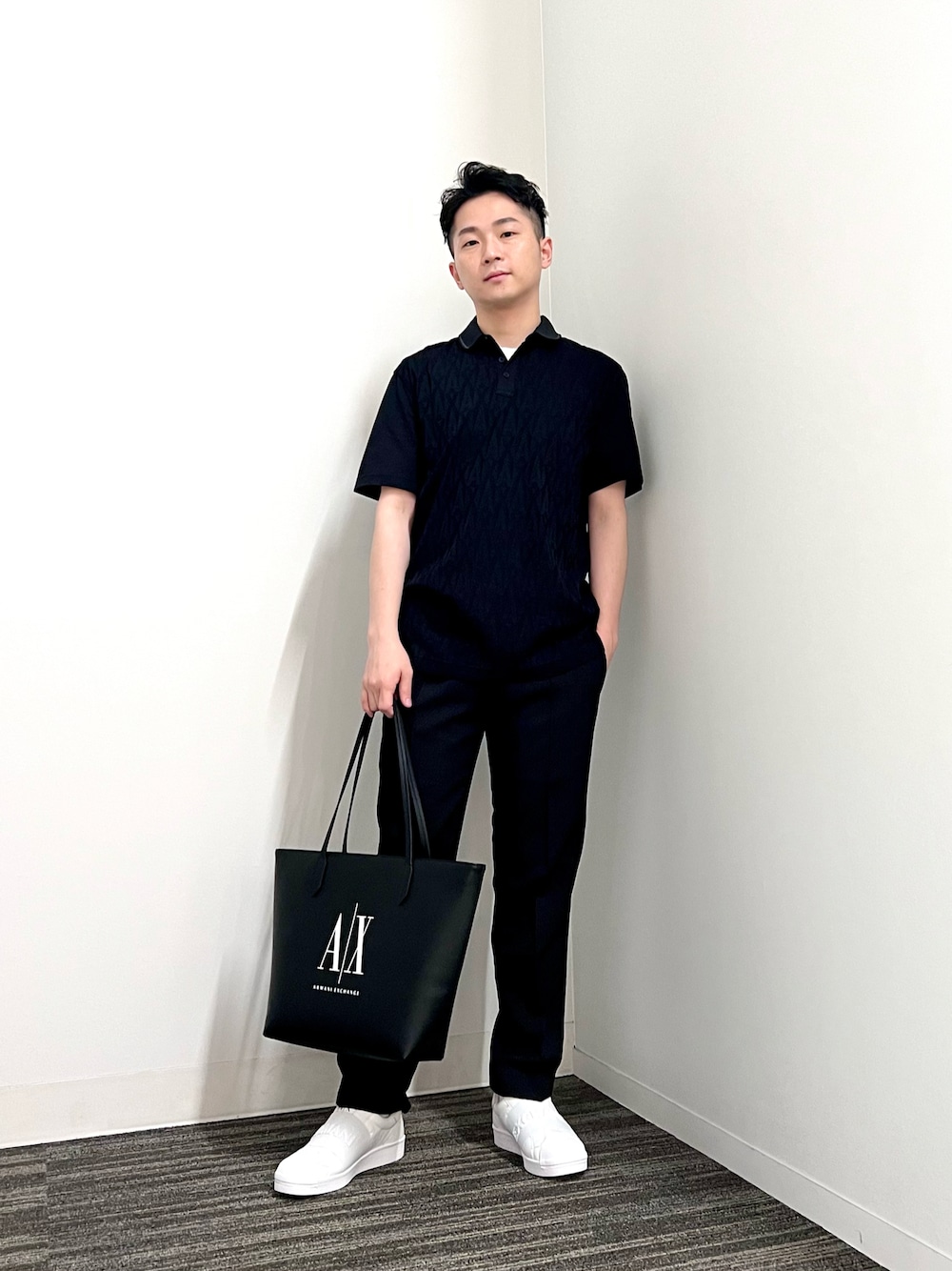 「アルマーニエクスチェンジ、AXchanger、AXchange、armaniexchange、ポロシャツ、シンプル、モノトーン、きれいめカジュアル、ビジネスカジュアル、クールビズ、大人カジュアル、いいね、save、フォローお願いします🤑、ootd、ワントーンコーデ、ブラック」｜「ARMANI EXCHANGEの【A|X アルマーニ エクスチェンジ】AXロゴ柄　半袖ポロシャツ/REGULAR（ポロシャツ、ブラック系）」を使った、🔩J.HARAさん（メンズ・167cm）の夏コーディネートの1枚目の写真