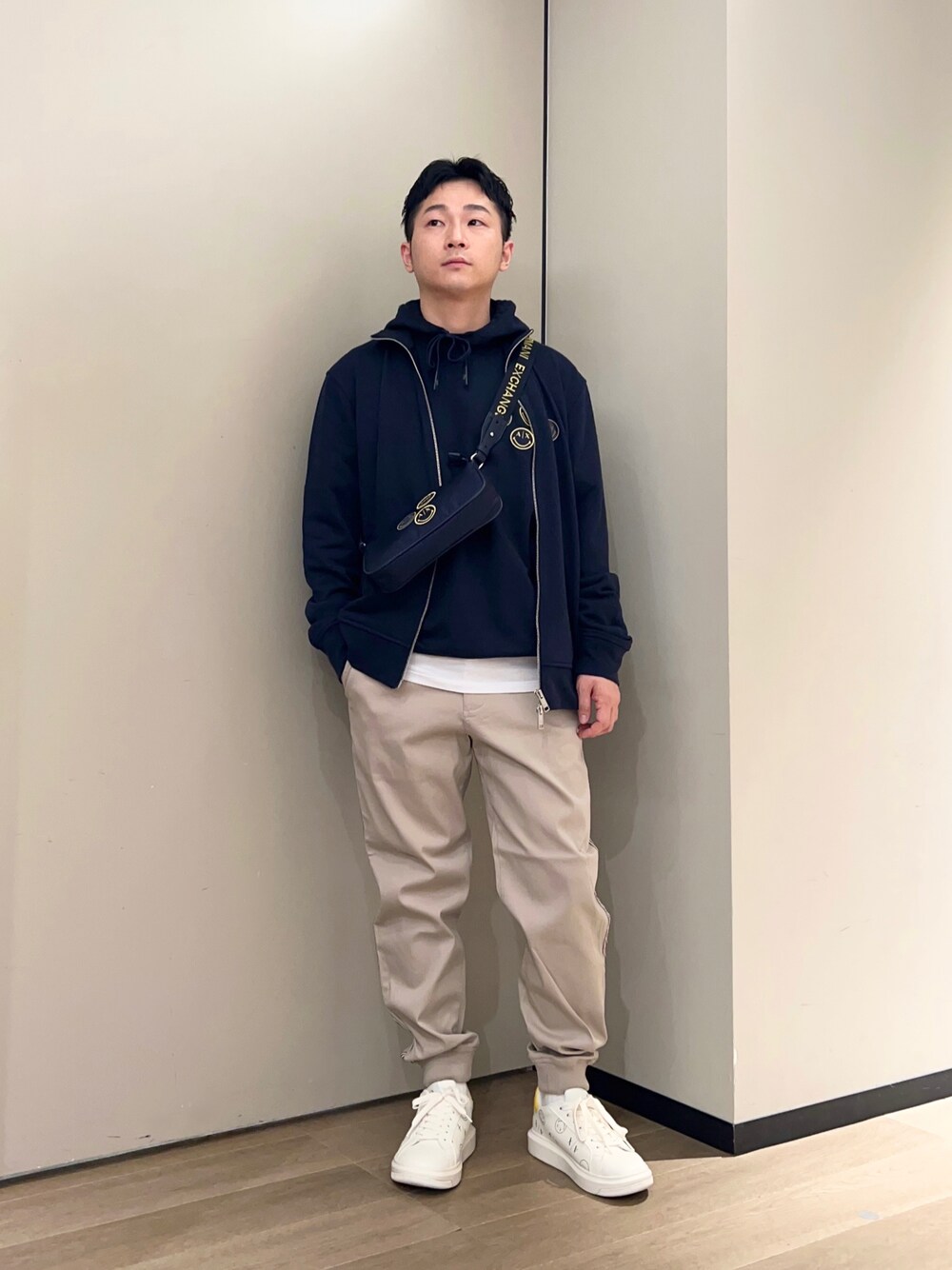 「AXSmiley、スマイル、アルマーニエクスチェンジ、armaniexchange、AXchanger、AXchange、ベージュ、レイヤードスタイル、フーディー、パーカー、スニーカー、ストリート、カジュアル、ootd、秋のコーデ」｜「ARMANI EXCHANGEの【A|X アルマーニ エクスチェンジ】SMILEY　スウェットパーカー（パーカー、ブルー系）」を使った、🔩J.HARAさん（メンズ・167cm）の秋コーディネートの1枚目の写真