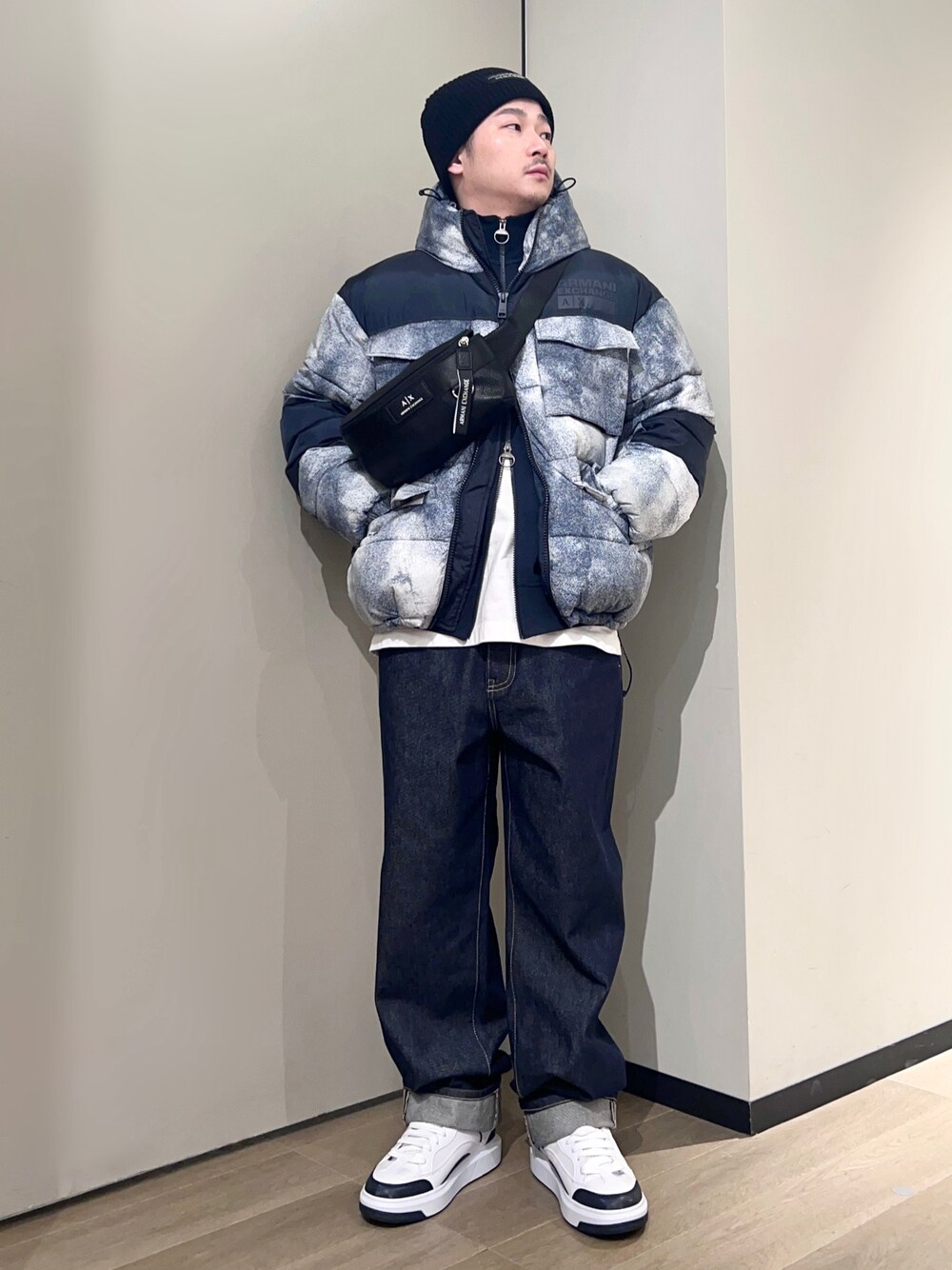 「AXchanger、AXchange、armaniexchange、アルマーニエクスチェンジ、ファッションを楽しもう、秋冬コーデ、デニム、スニーカー、冬コーデ、淡色コーデ、ストリート、ダウンジャケット、レイヤードスタイル、韓国ファッション、冬アウター」｜「ARMANI EXCHANGEの【A|X アルマーニ エクスチェンジ】レースアップスニーカー（スニーカー、ホワイト系）」を使った、🔩J.HARAさん（メンズ・167cm）の秋コーディネートの1枚目の写真