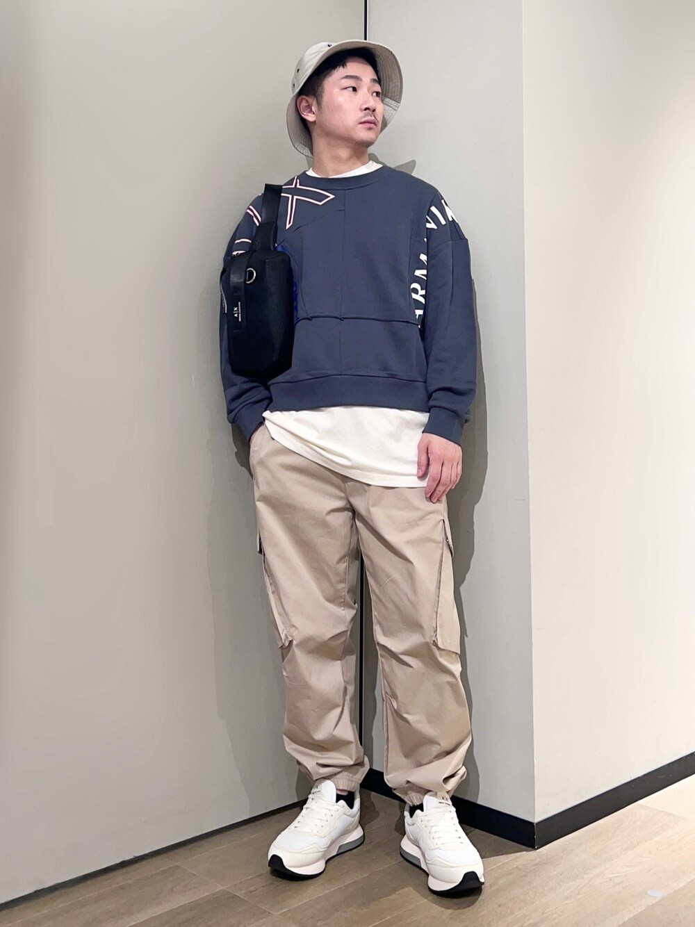「AXchanger、AXchange、armaniexchange、アルマーニエクスチェンジ、ミニバッグ、休日スタイル、スニーカー、淡色コーデ、ストリート、秋コーデ、カーゴパンツ、ベージュ、お出かけコーデ、レイヤードスタイル、スポーツミックス」｜「ARMANI EXCHANGEの【A|X アルマーニ エクスチェンジ】ボリュームソール　レースアップスニーカー（スニーカー、ホワイト系）」を使った、🔩J.HARAさん（メンズ・167cm）の秋コーディネートの1枚目の写真