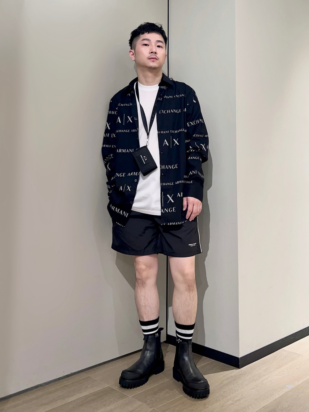 「AXchanger、AXchange、armaniexchange、アルマーニエクスチェンジ、夏だ！Tシャツ着よう！、モノトーン、夏コーデ、休日スタイル、韓国ファッション、ストリート、お出かけコーデ、みんなの白Tフェス、フェススタイル、モード、シャツスタイル」｜「ARMANI EXCHANGEの【A|X アルマーニ エクスチェンジ】チェルシーブーツ（ブーツ、ブラック系）」を使った、🔩J.HARAさん（メンズ・167cm）の夏コーディネートの1枚目の写真