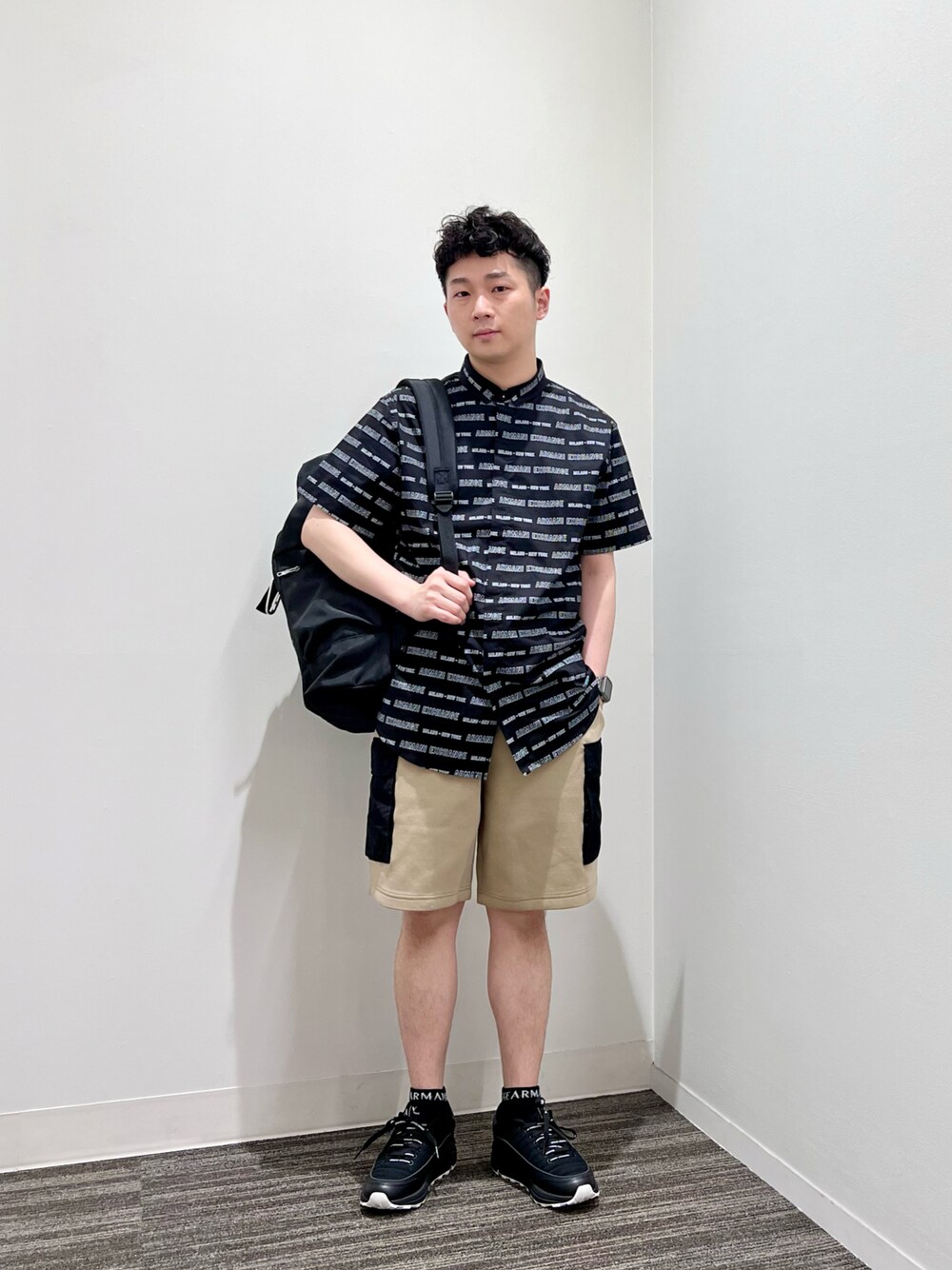 ブラック系のバックパック/リュック、ブラック系のシャツ/ブラウス、ベージュ系のその他パンツを着用したメンズの夏コーディネートの1枚目の写真