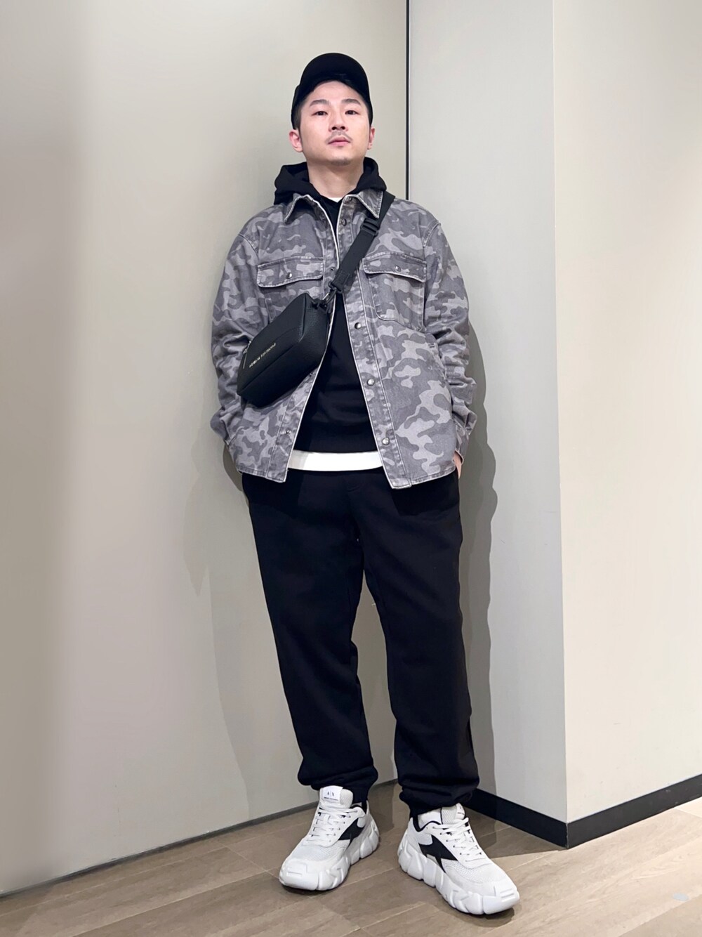 「AXchanger、AXchange、armaniexchange、アルマーニエクスチェンジ、スニーカー、キャップ、ショルダーバッグ、モノトーン、春アウター、デートコーデ、春コーデ、ストリート、春服みてみて、レイヤードスタイル、お出かけコーデ」｜「ARMANI EXCHANGEの【A|X アルマーニ エクスチェンジ】チャンキーソール　レースアップスニーカー（EC限定カラー含）（スニーカー、ブラック系）」を使った、🔩J.HARAさん（メンズ・167cm）の春コーディネートの1枚目の写真