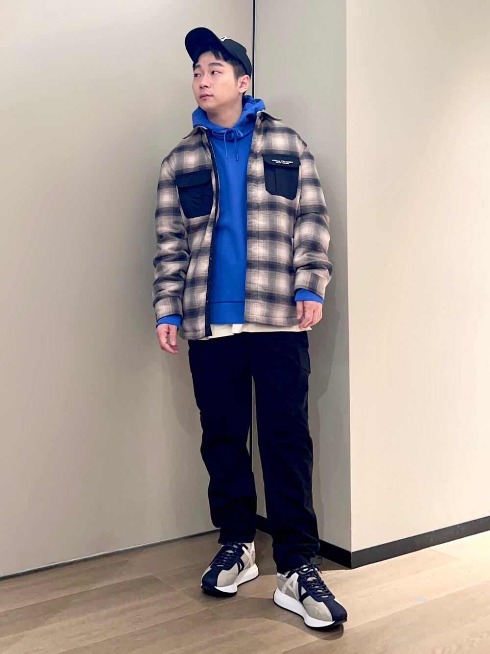 「AXchanger、AXchange、armaniexchange、アルマーニエクスチェンジ、パーカー、スニーカー、チェック、ビビッドカラー、春色、キャップ、ほめられ本命コーデ、春コーデ、カーゴパンツ、ストリート、シャツジャケット」｜「ARMANI EXCHANGEの【A|X アルマーニ エクスチェンジ】カーゴパンツ（チノパンツ、ブラック系）」を使った、🔩J.HARAさん（メンズ・167cm）の冬コーディネートの1枚目の写真