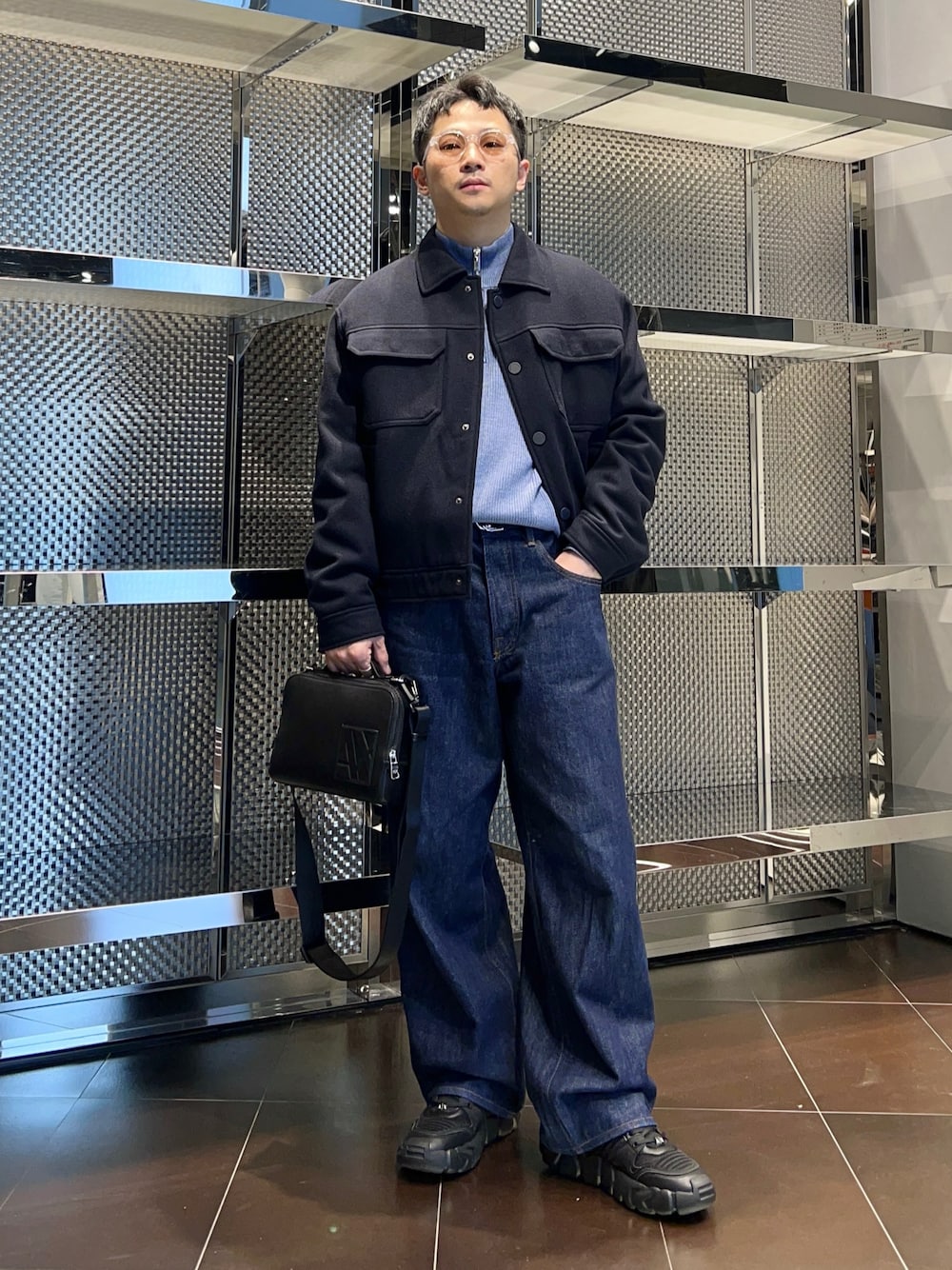 「AXchanger、AXchange、armaniexchange、アルマーニエクスチェンジ、最近のいい感じコーデ、冬アウター、ショルダーバッグ、冬コーデ、きれいめカジュアル、デニム、ニット、スニーカー、お出かけコーデ、ネイビー、ハーフジップ」｜「ARMANI EXCHANGEの【A|X アルマーニ エクスチェンジ】ADE ボリュームソール レースアップスニーカー（ZOZO限定カラー含）（スニーカー、ブラック系）」を使った、🔩J.HARAさん（メンズ・167cm）の秋コーディネートの1枚目の写真