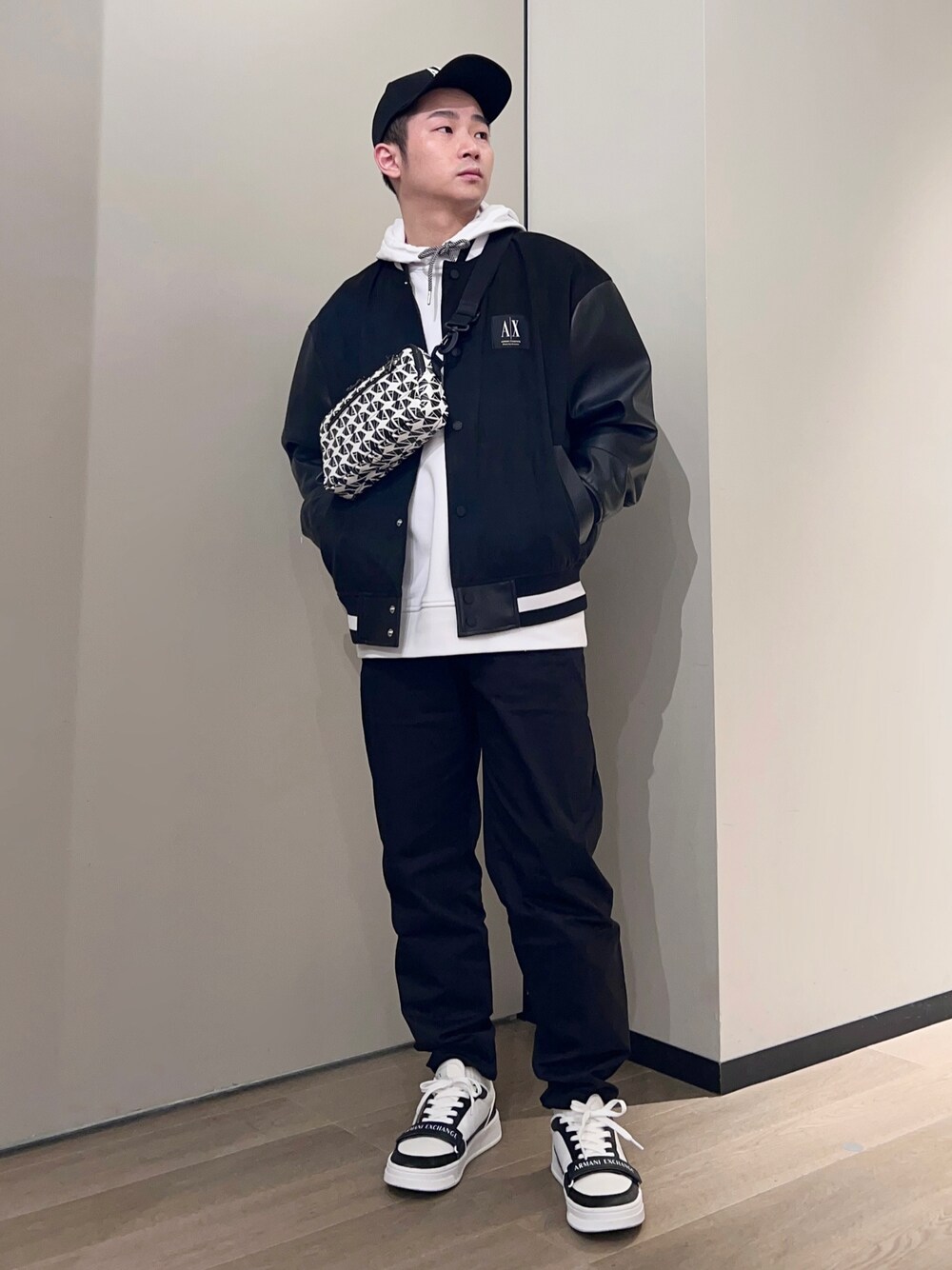 「AXchanger、AXchange、armaniexchange、アルマーニエクスチェンジ、シンプルコーデ、春アウター、ビッグシルエット、ストリート、春服みてみて、モノトーン、休日スタイル、スタジャン、パーカー、スニーカー、y2k」｜「ARMANI EXCHANGEの【A|X アルマーニ エクスチェンジ】AXロゴ　レースアップスニーカー（スニーカー、ホワイト系）」を使った、🔩J.HARAさん（メンズ・167cm）の春コーディネートの1枚目の写真