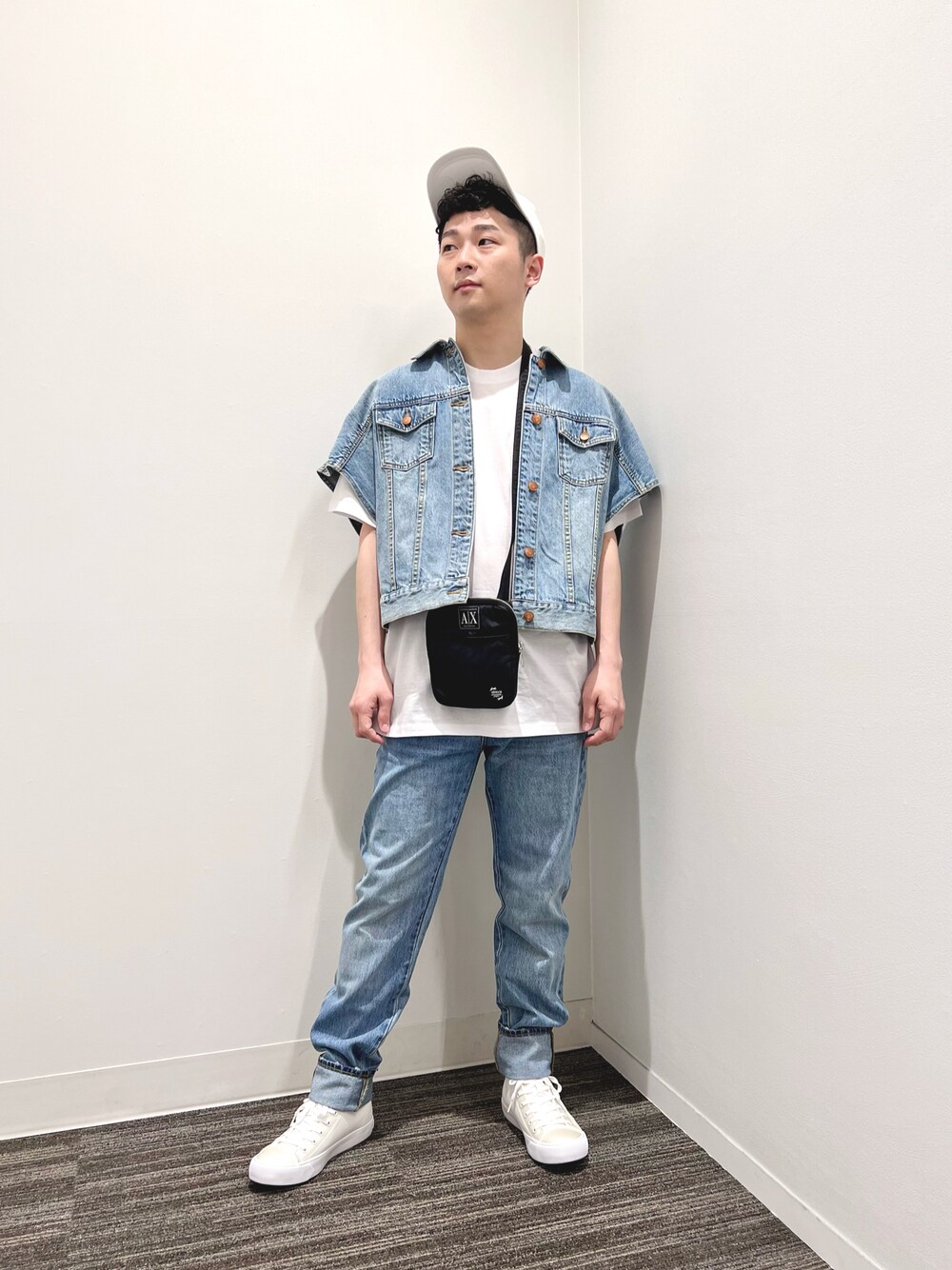 「デニムジャケット、デニムonデニム、春夏コーデ、armaniexchange、ストリートコーデ、アルマーニエクスチェンジ、おしゃれさんと繋がりたい、y2k、axchange、AXchanger」｜「ARMANI EXCHANGEの【A|Xアルマーニ エクスチェンジ】ICONパネルキャップ（キャップ、ホワイト系）」を使った、🔩J.HARAさん（メンズ・167cm）の夏コーディネートの1枚目の写真