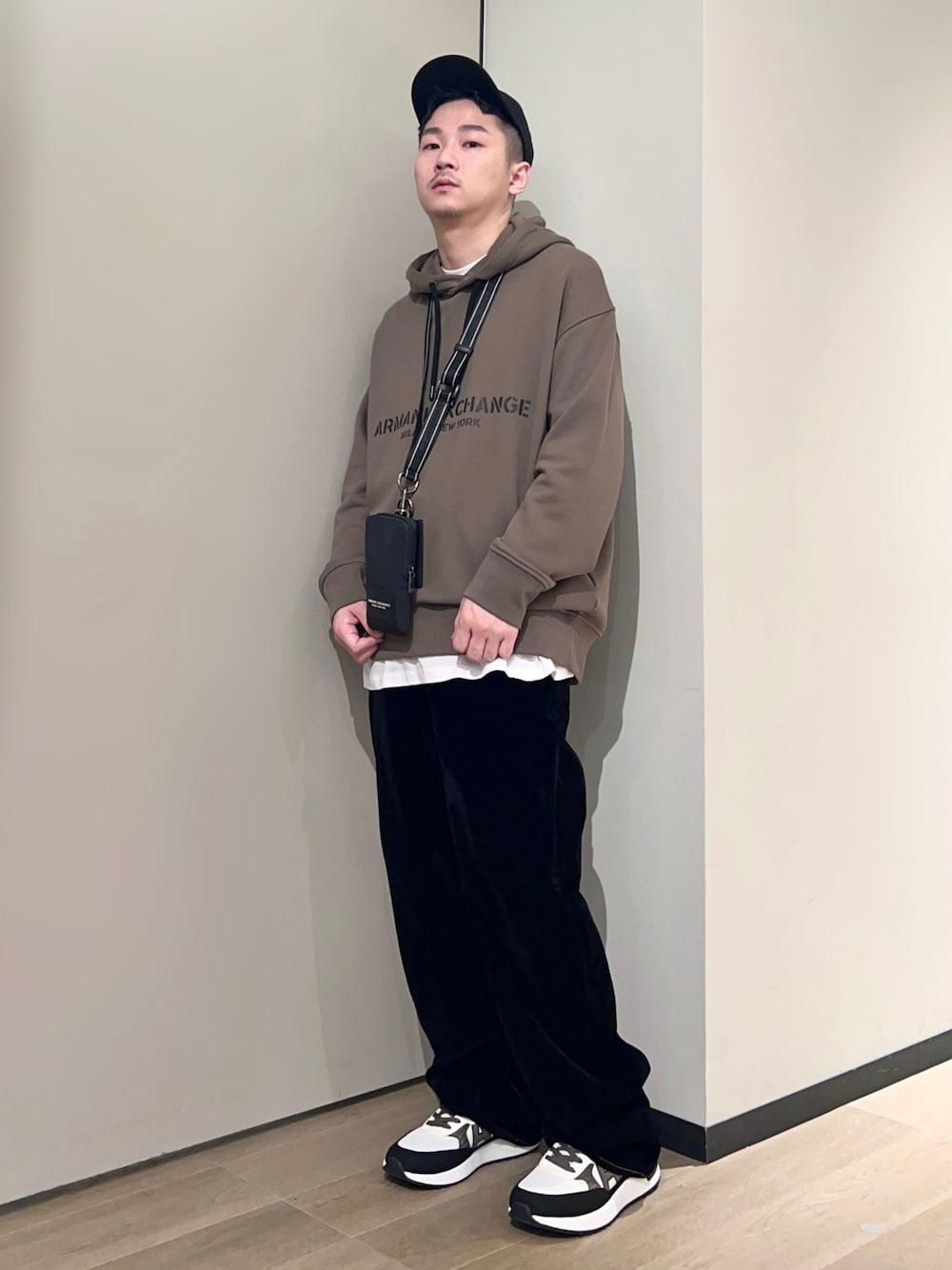「AXchange、AXchanger、armaniexchange、アルマーニエクスチェンジ、秋服準備はじめました、レイヤードスタイル、カラー×コーデ、ブラウン、韓国ファッション、休日スタイル、スニーカー、デニム、ストリート、パーカー、キャップ」｜「ARMANI EXCHANGEの【A|X アルマーニ エクスチェンジ】ロゴ　半袖クルーネックTシャツ/RELAXED（Tシャツ/カットソー、ホワイト系）」を使った、🔩J.HARAさん（メンズ・167cm）の夏コーディネートの1枚目の写真