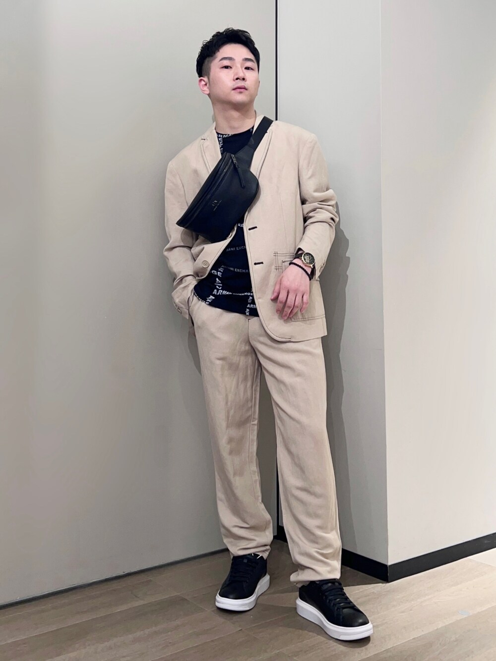 「AXchanger、AXchange、armaniexchange、アルマーニエクスチェンジ、きれいめカジュアル、ストリート、セットアップ、春服みてみて、スラックス、カラーパンツ、春コーデ、ジャケット、大人カジュアル、ベージュ、いまどきジャケット写真」｜「ARMANI EXCHANGEの【A|X アルマーニ エクスチェンジ】ロゴ　レースアップスニーカー（スニーカー、ブラック系）」を使った、🔩J.HARAさん（メンズ・167cm）の春コーディネートの1枚目の写真
